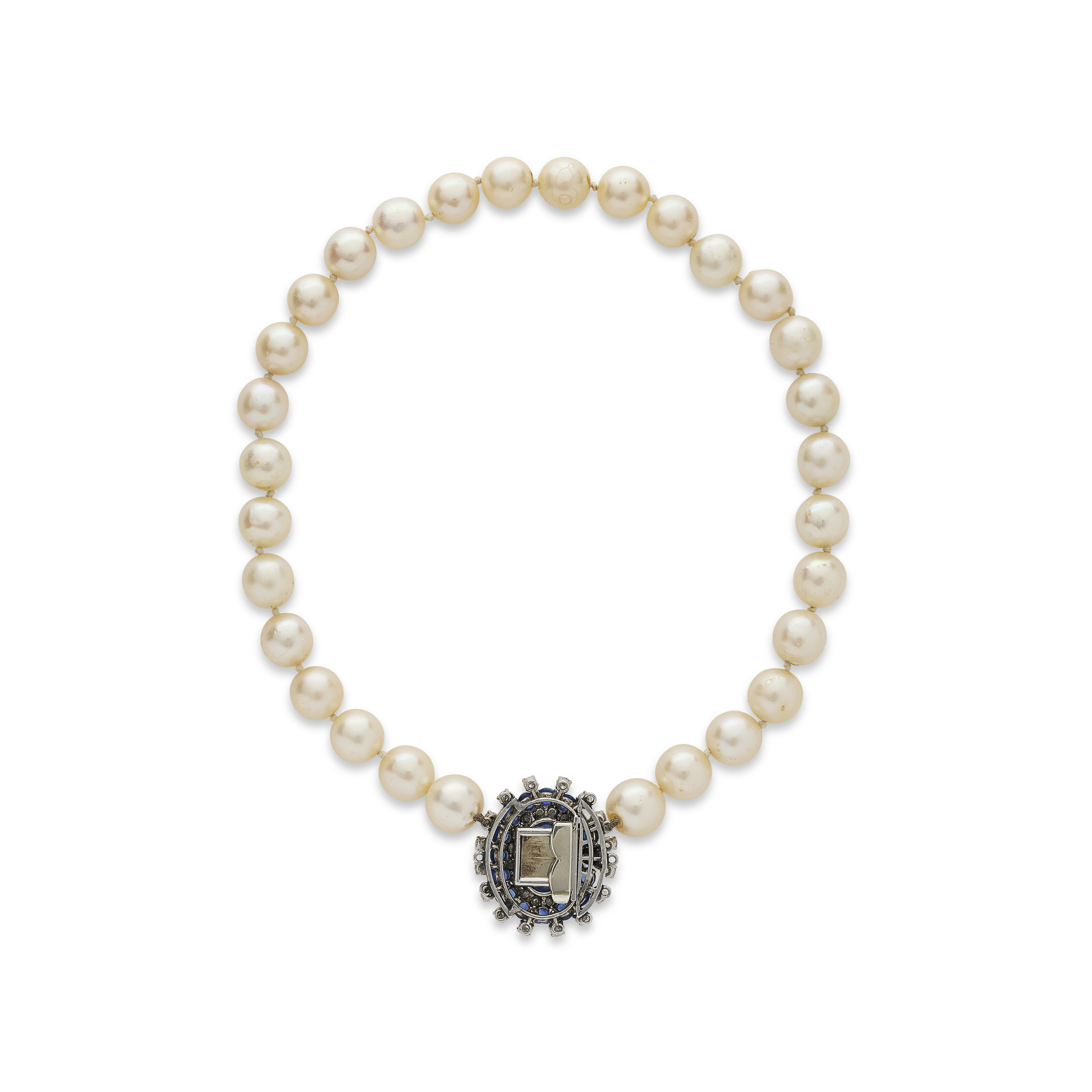 BULGARI BROCHE SAPHIR ET DIAMANTS ACCOMPAGNÉE D’UN COLLIER RAS-DE-COU PERLES DE CULTURE, SAPHIRS ET DIAMANTS NON SIGNÉ image 4