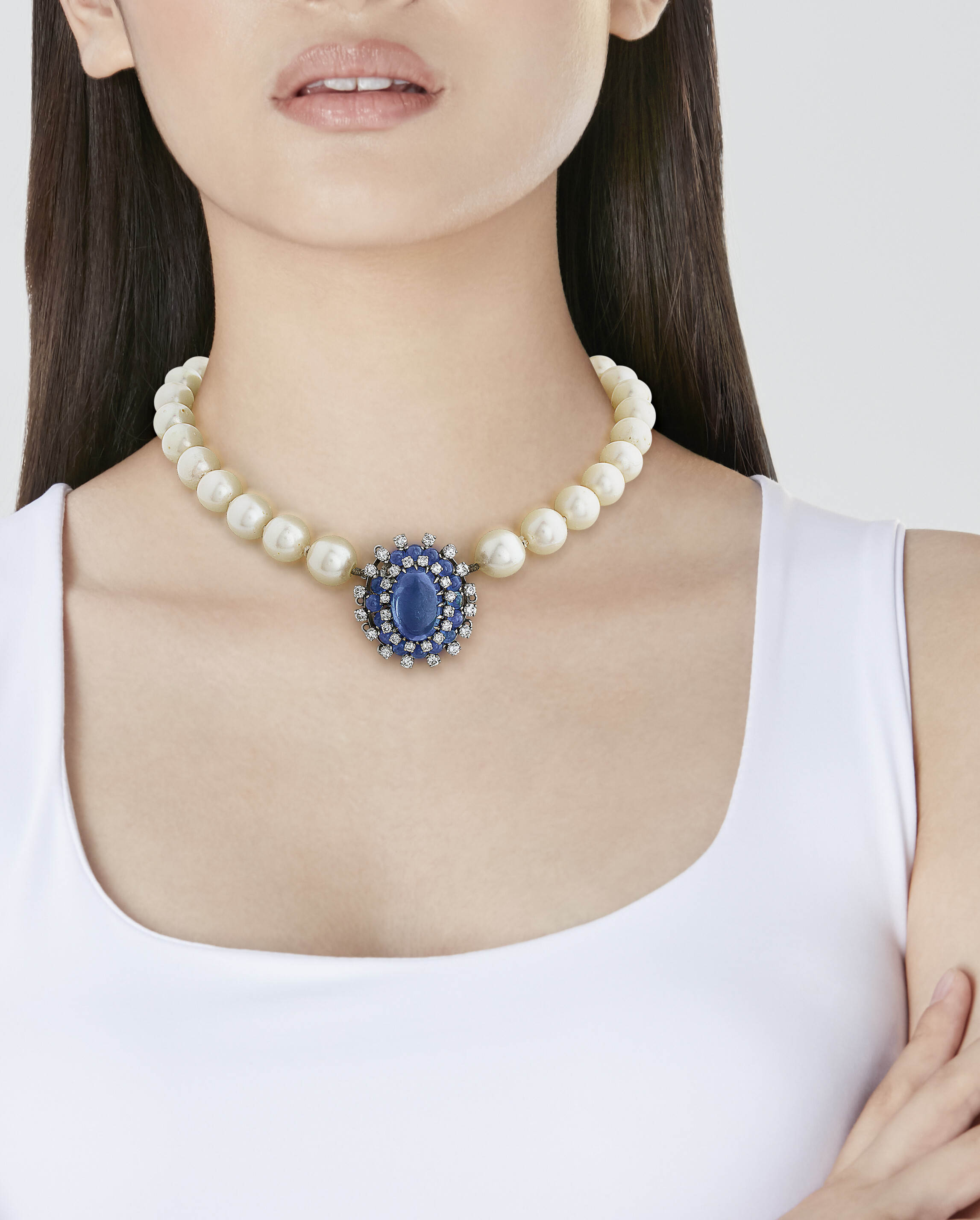 BULGARI BROCHE SAPHIR ET DIAMANTS ACCOMPAGNÉE D’UN COLLIER RAS-DE-COU PERLES DE CULTURE, SAPHIRS ET DIAMANTS NON SIGNÉ image 9