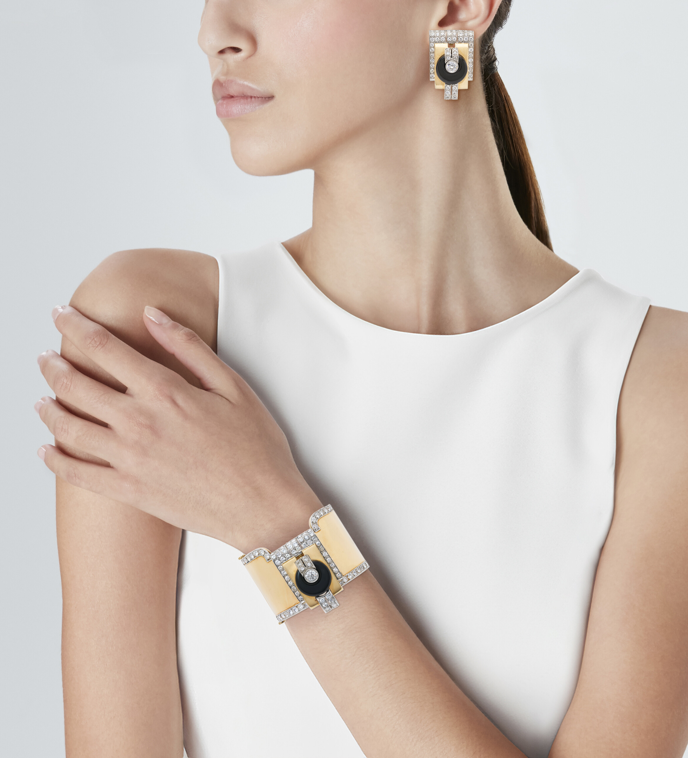 BRACELET MANCHETTE TRANSFORMABLE ACCOMPAGNÉ DE DEUX CLIPS ONYX ET DIAMANTS image 6