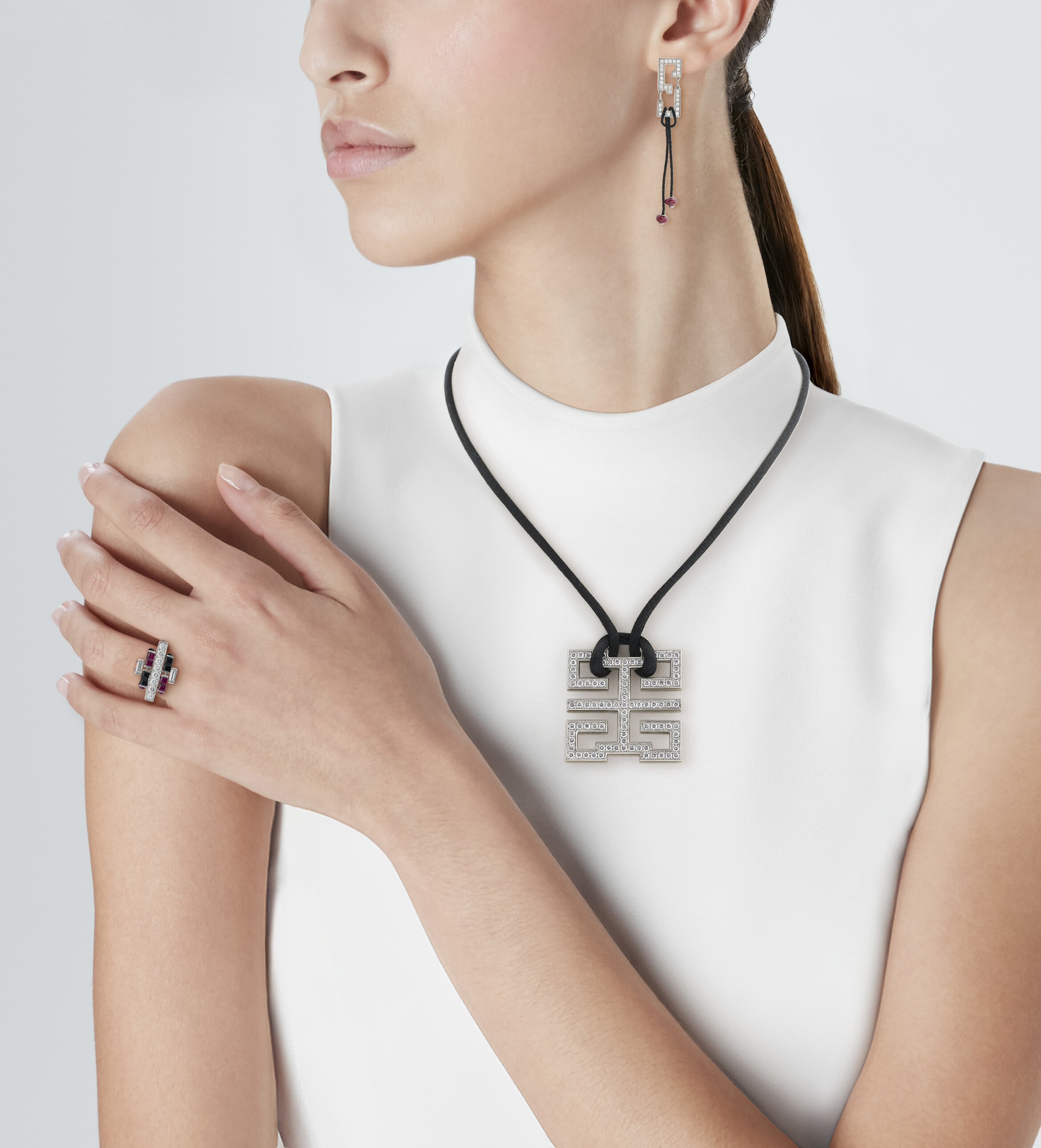 CARTIER PARURE RUBIS, ONYX ET DIAMANTS ‘BAISER DU DRAGON’ image 12