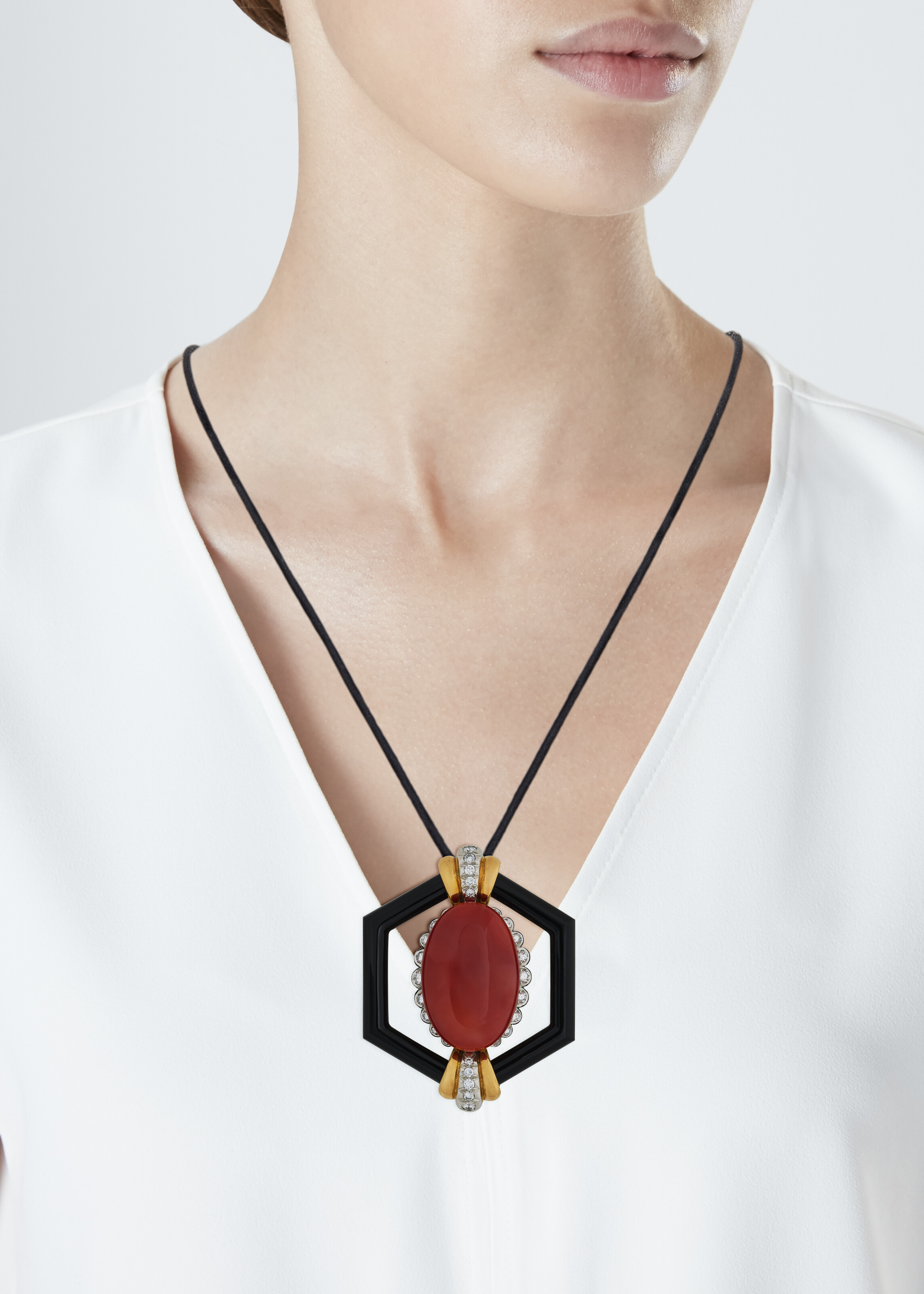 RENÉ BOIVIN PENDENTIF CORAIL, ONYX ET DIAMANTS image 3