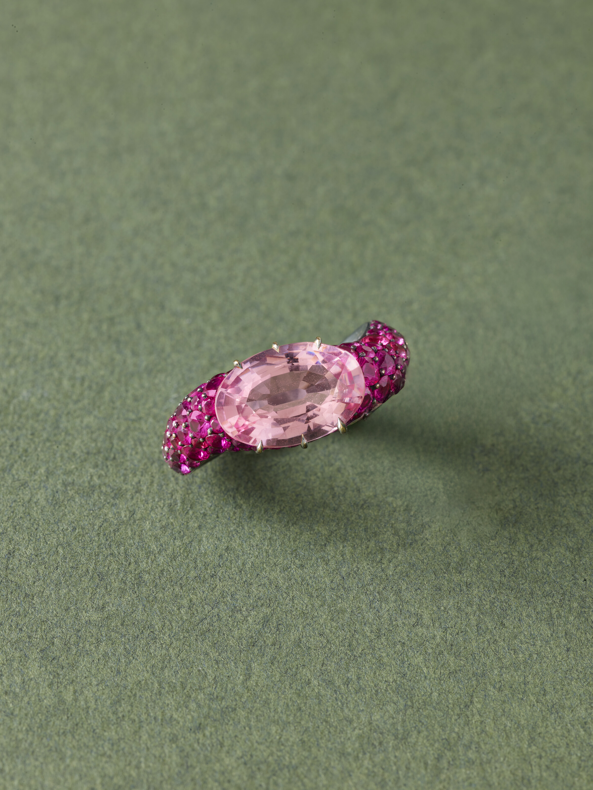 JAR BAGUE MORGANITE, SAPHIRS DE COULEUR ET DIAMANTS