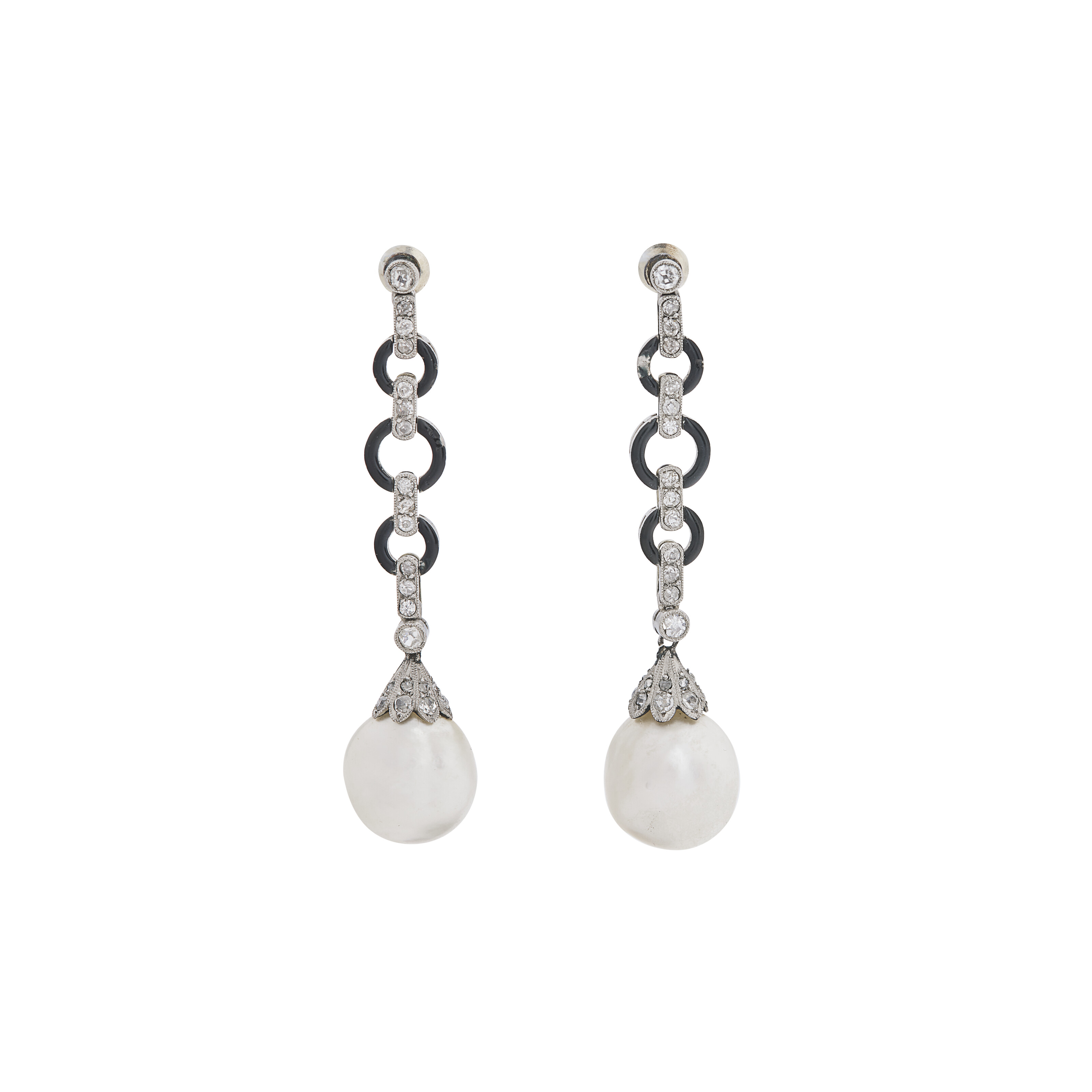 PAIRE DE BOUCLES D'OREILLES ART DÉCO PERLES FINES, ÉMAIL ET DIAMANTS