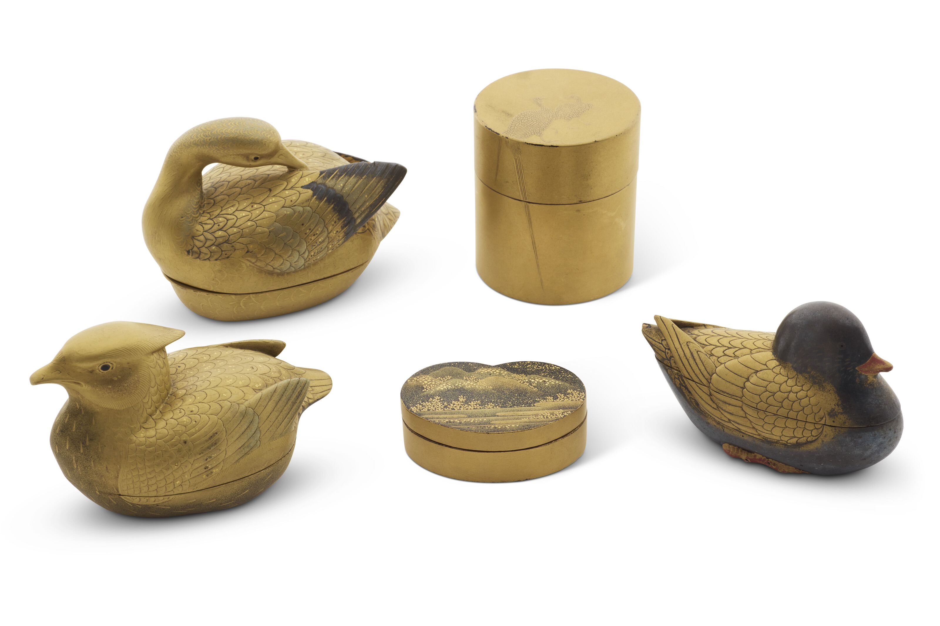 CINQ BOÎTES COUVERTES EN LAQUE