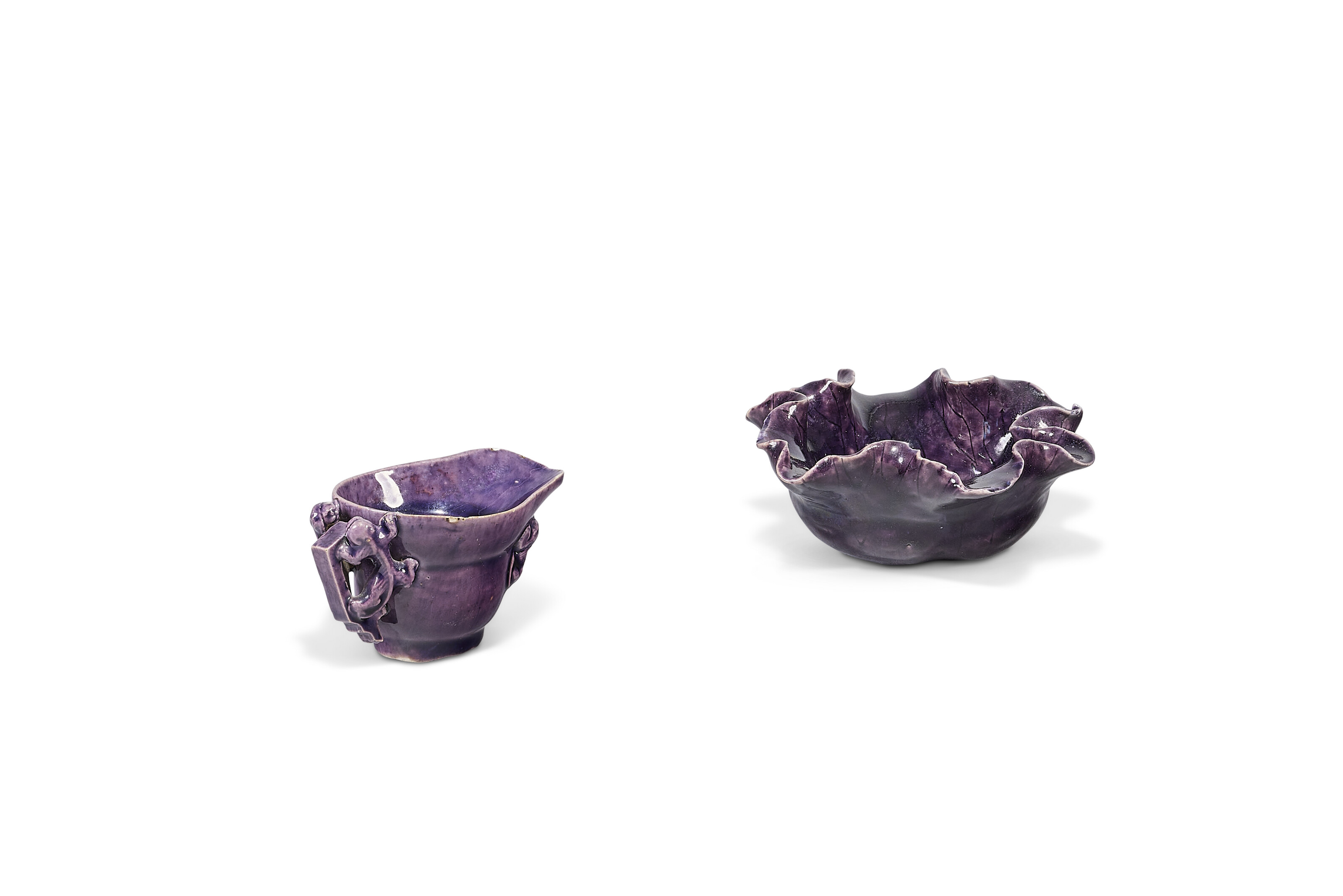 RINCE-PINCEAU ET COUPE LIBATOIRE EN PORCELAINE ÉMAILLÉE AUBERGINE image 2
