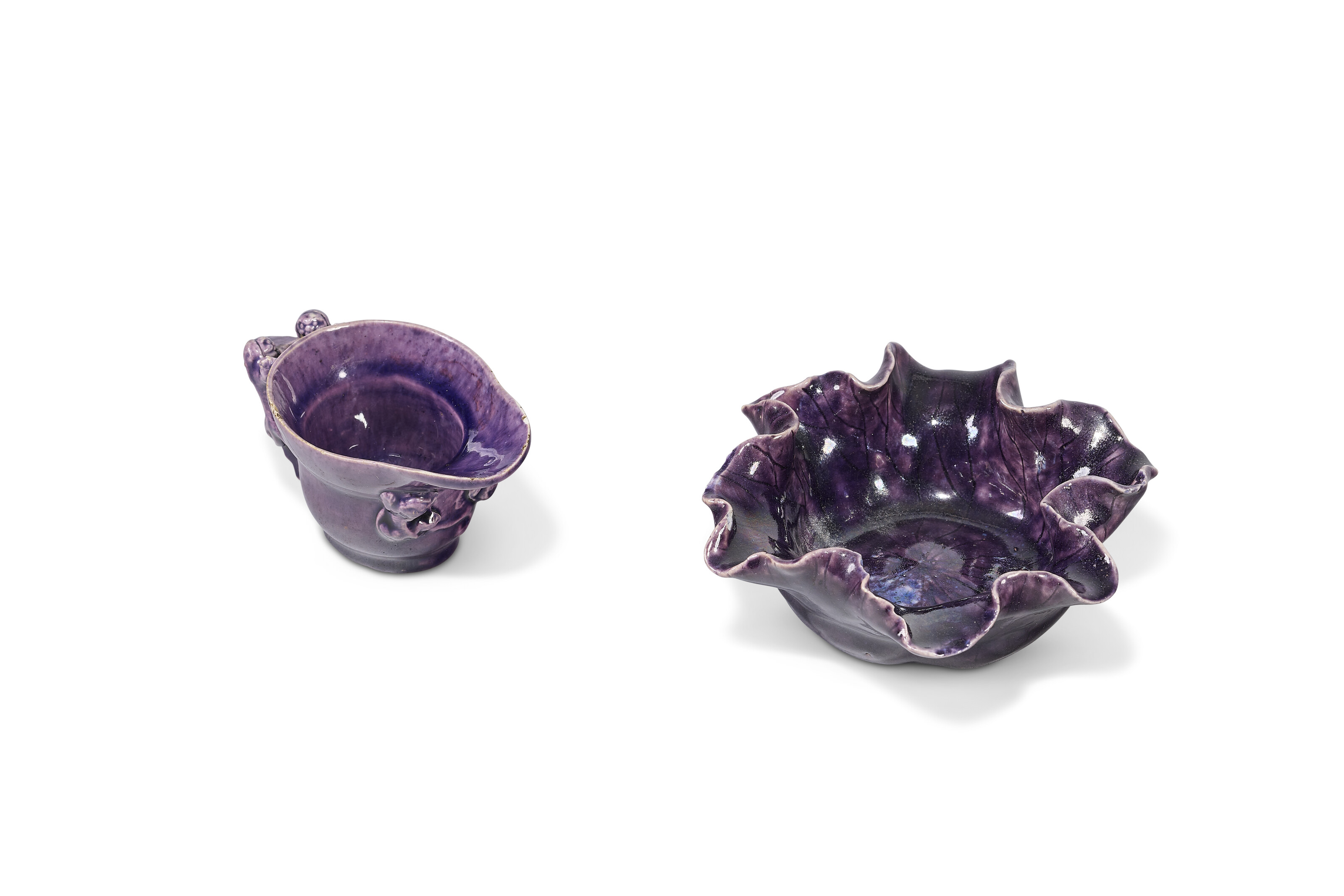 RINCE-PINCEAU ET COUPE LIBATOIRE EN PORCELAINE ÉMAILLÉE AUBERGINE image 3