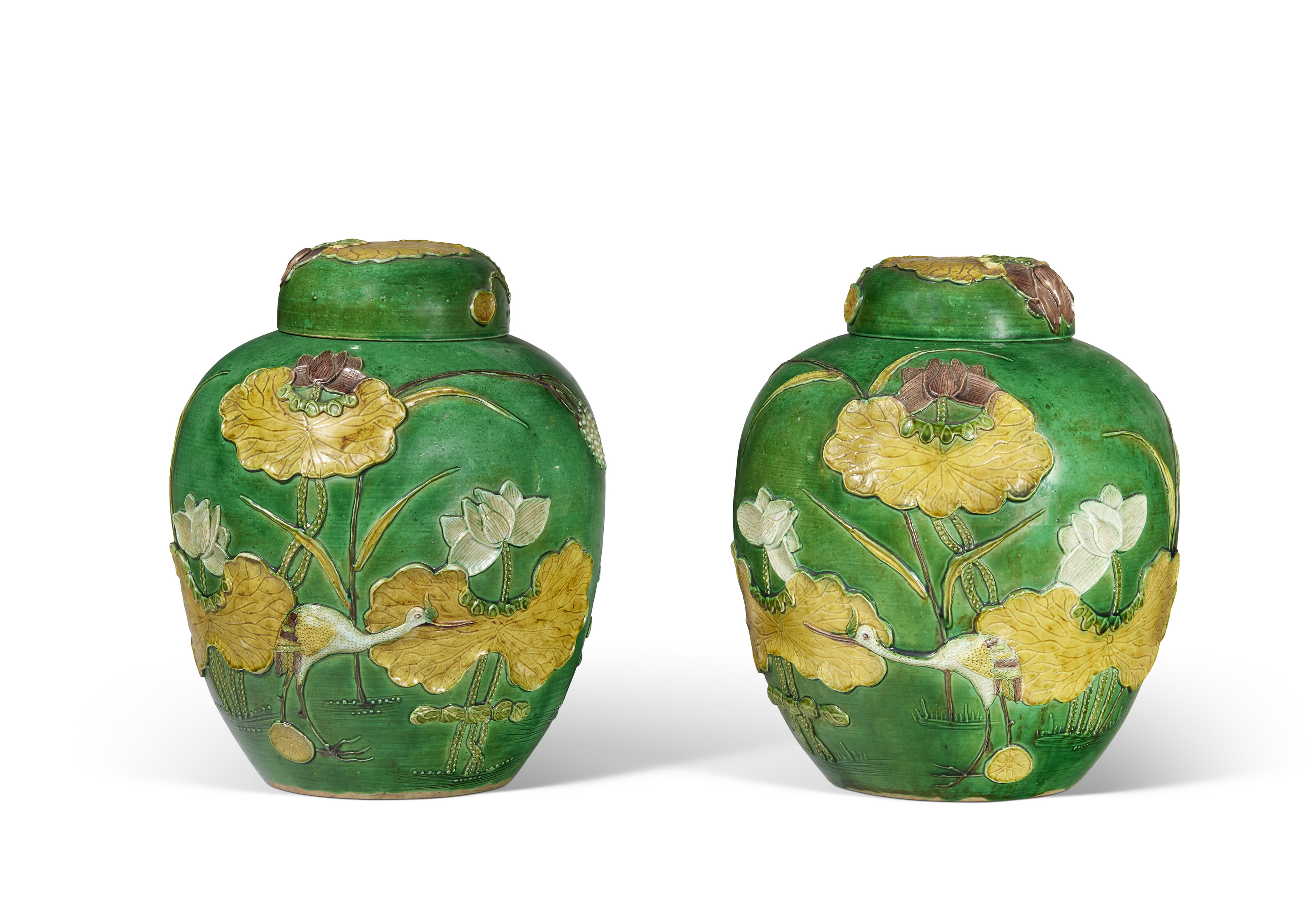 PAIRE DE POTS À GINGEMBRE COUVERTS EN PORCELAINE ÉMAILLÉE VERT, JAUNE ET AUBERGINE