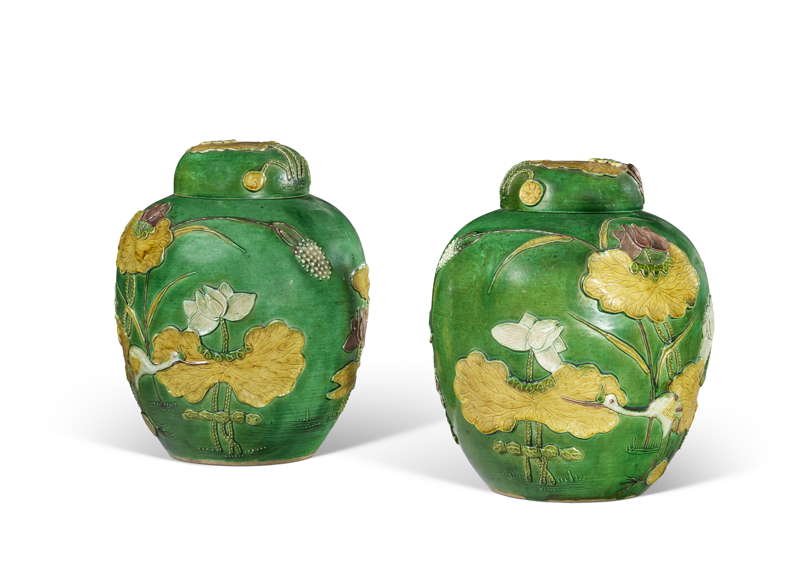 PAIRE DE POTS À GINGEMBRE COUVERTS EN PORCELAINE ÉMAILLÉE VERT, JAUNE ET AUBERGINE image 2