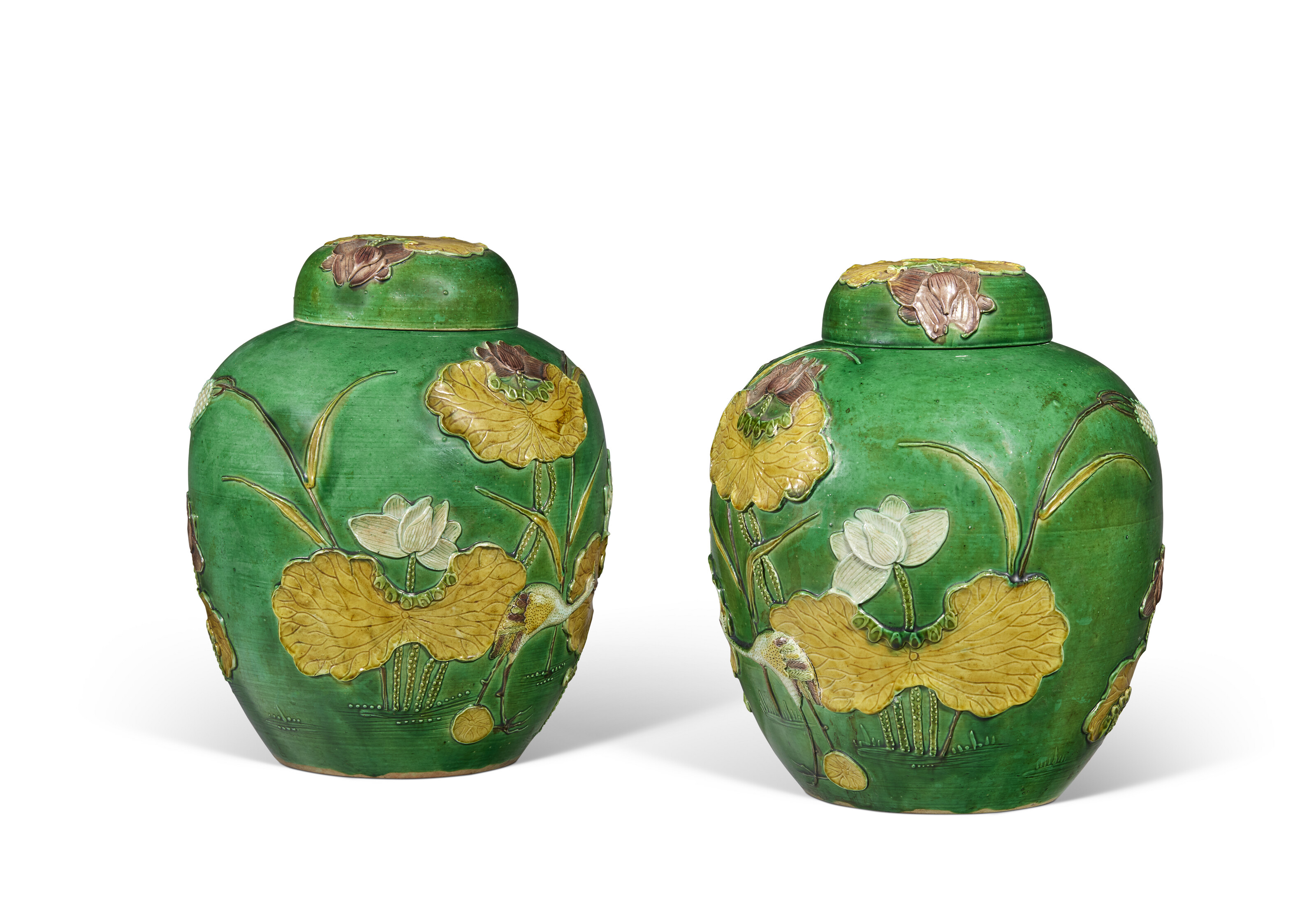 PAIRE DE POTS À GINGEMBRE COUVERTS EN PORCELAINE ÉMAILLÉE VERT, JAUNE ET AUBERGINE image 3