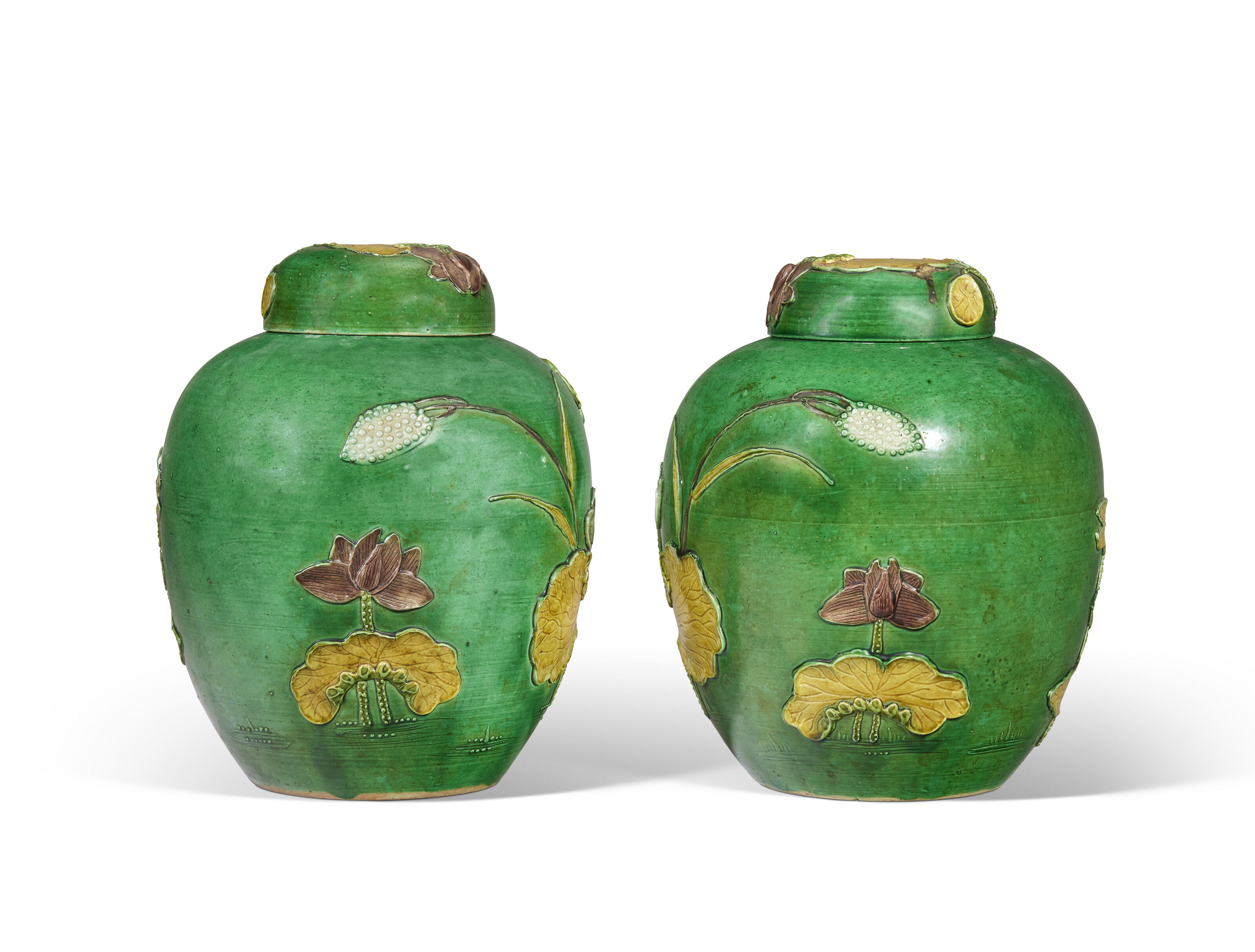 PAIRE DE POTS À GINGEMBRE COUVERTS EN PORCELAINE ÉMAILLÉE VERT, JAUNE ET AUBERGINE image 4