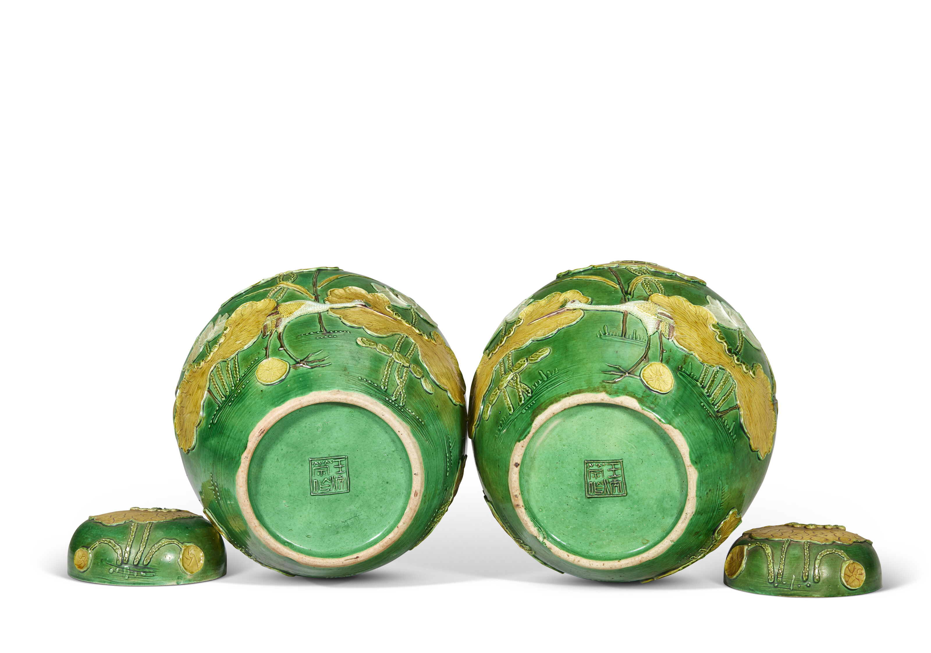 PAIRE DE POTS À GINGEMBRE COUVERTS EN PORCELAINE ÉMAILLÉE VERT, JAUNE ET AUBERGINE image 6