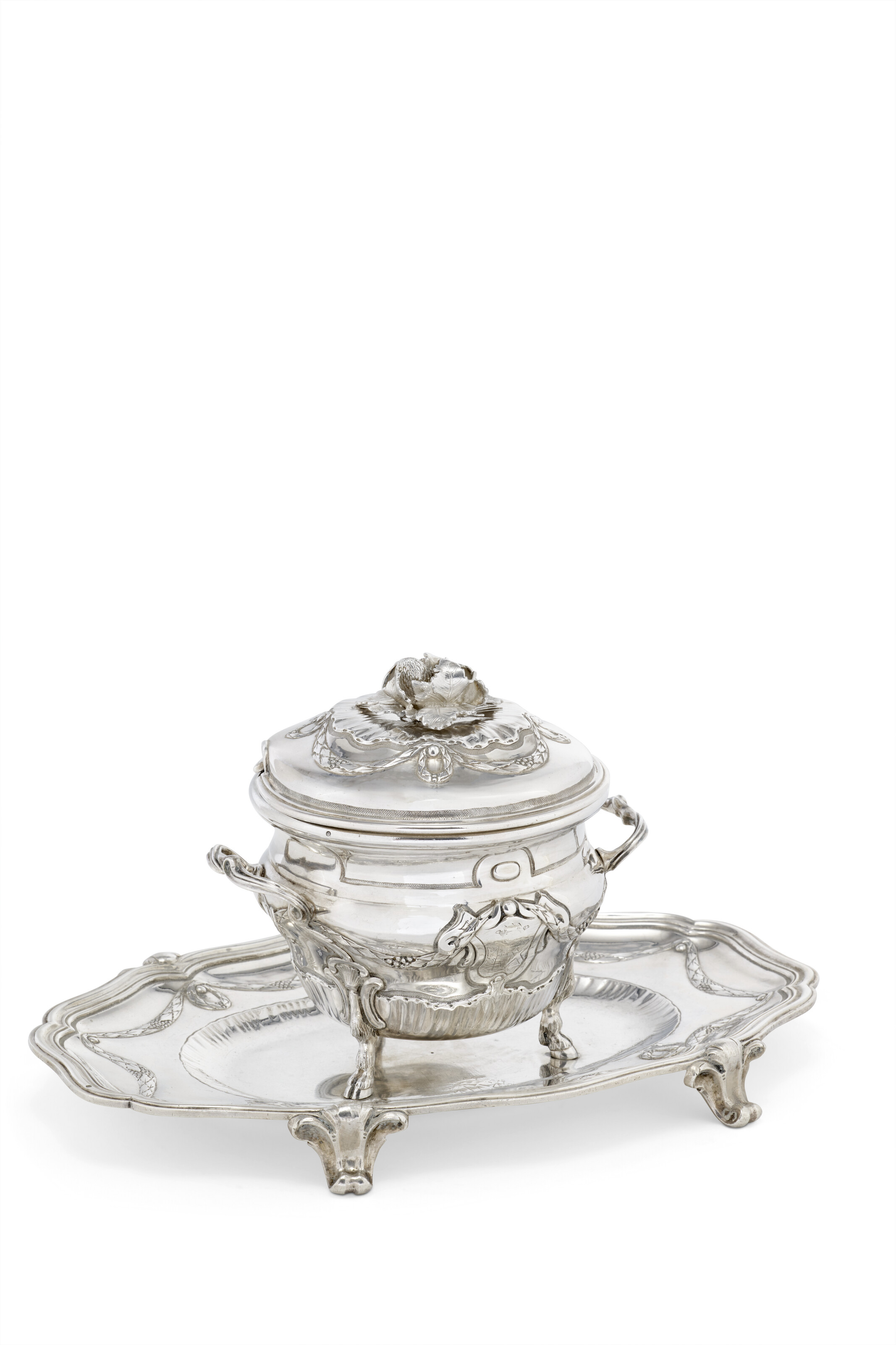 SUCRIER, SON COUVERCLE ET SON PRÉSENTOIR EN ARGENT D'ÉPOQUE LOUIS XVI