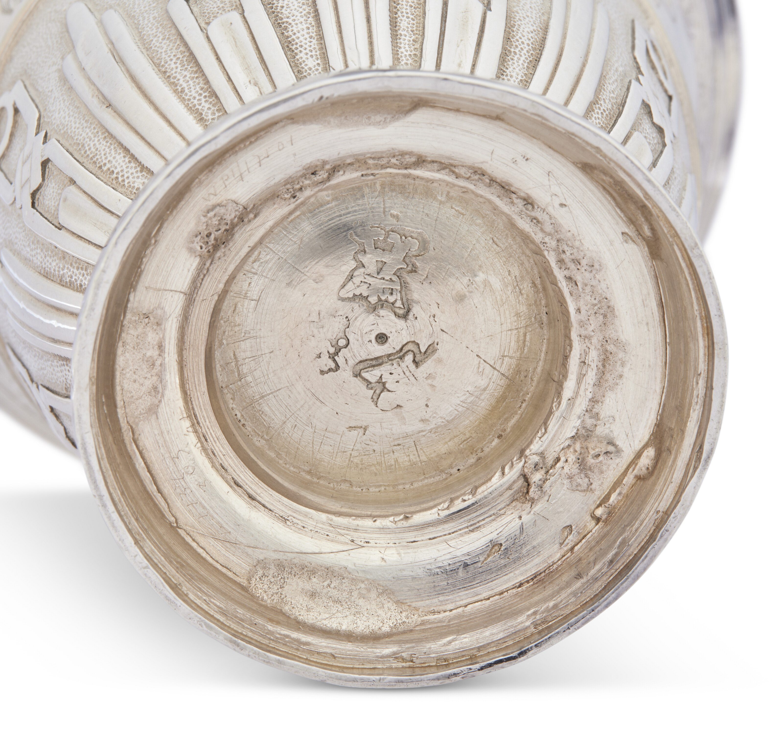 TROIS TIMBALES EN ARGENT D'ÉPOQUE LOUIS XIV ET LOUIS XV image 2