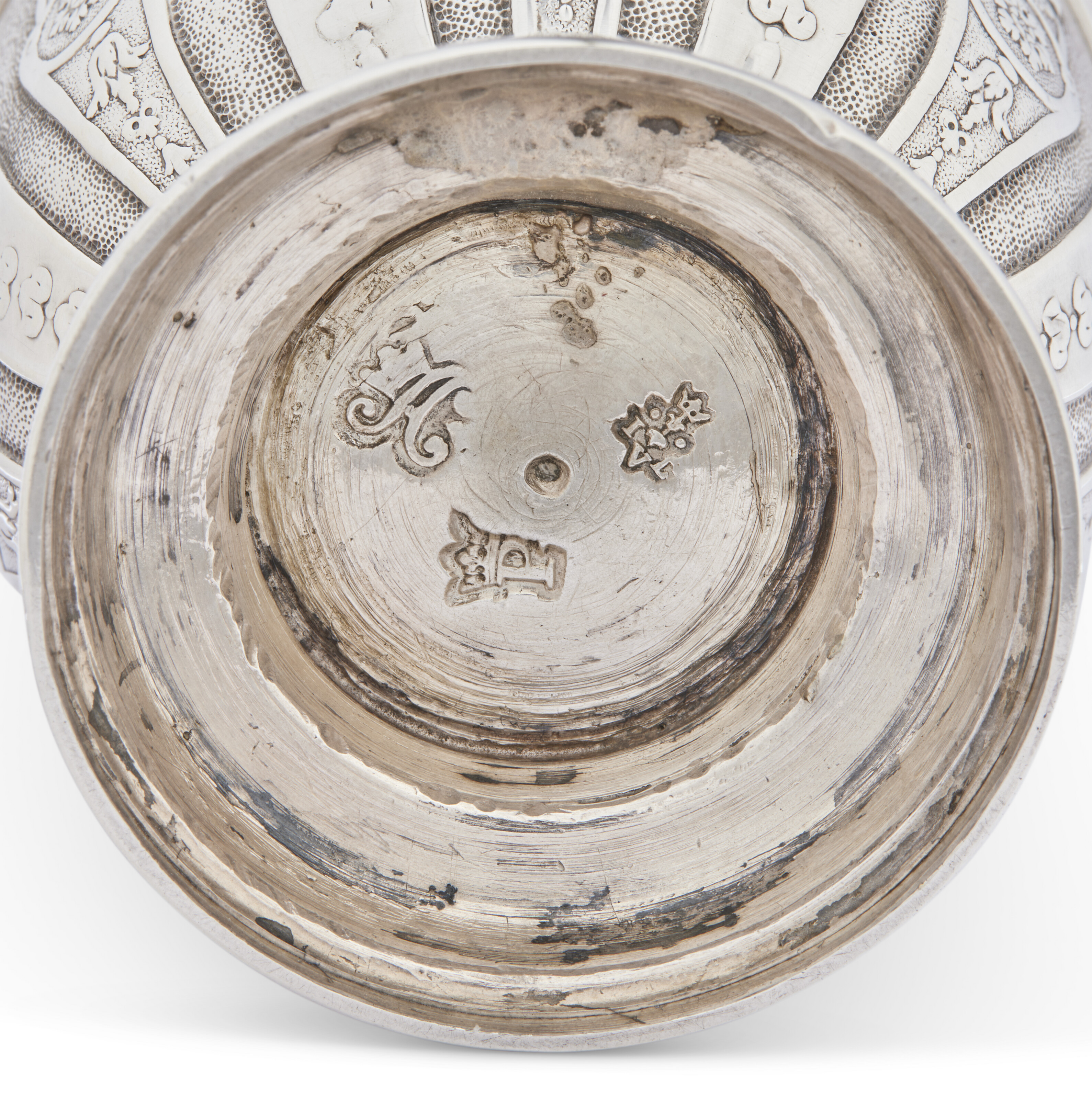 TROIS TIMBALES EN ARGENT D'ÉPOQUE LOUIS XIV ET LOUIS XV image 3