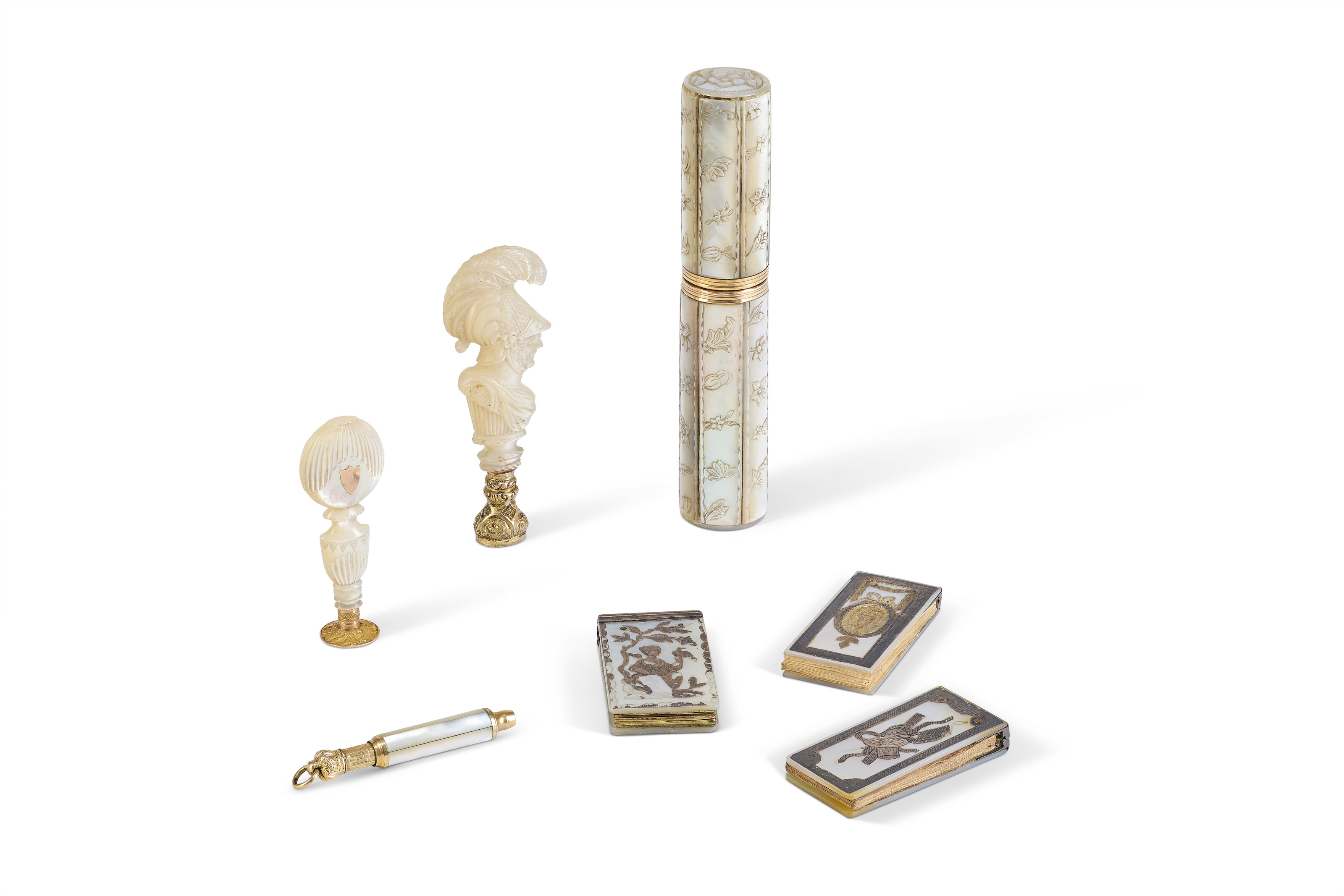 LOT DE DEUX CALENDRIERS, UN CARNET, UN ÉTUI, UN CRAYON ET DEUX SCEAUX