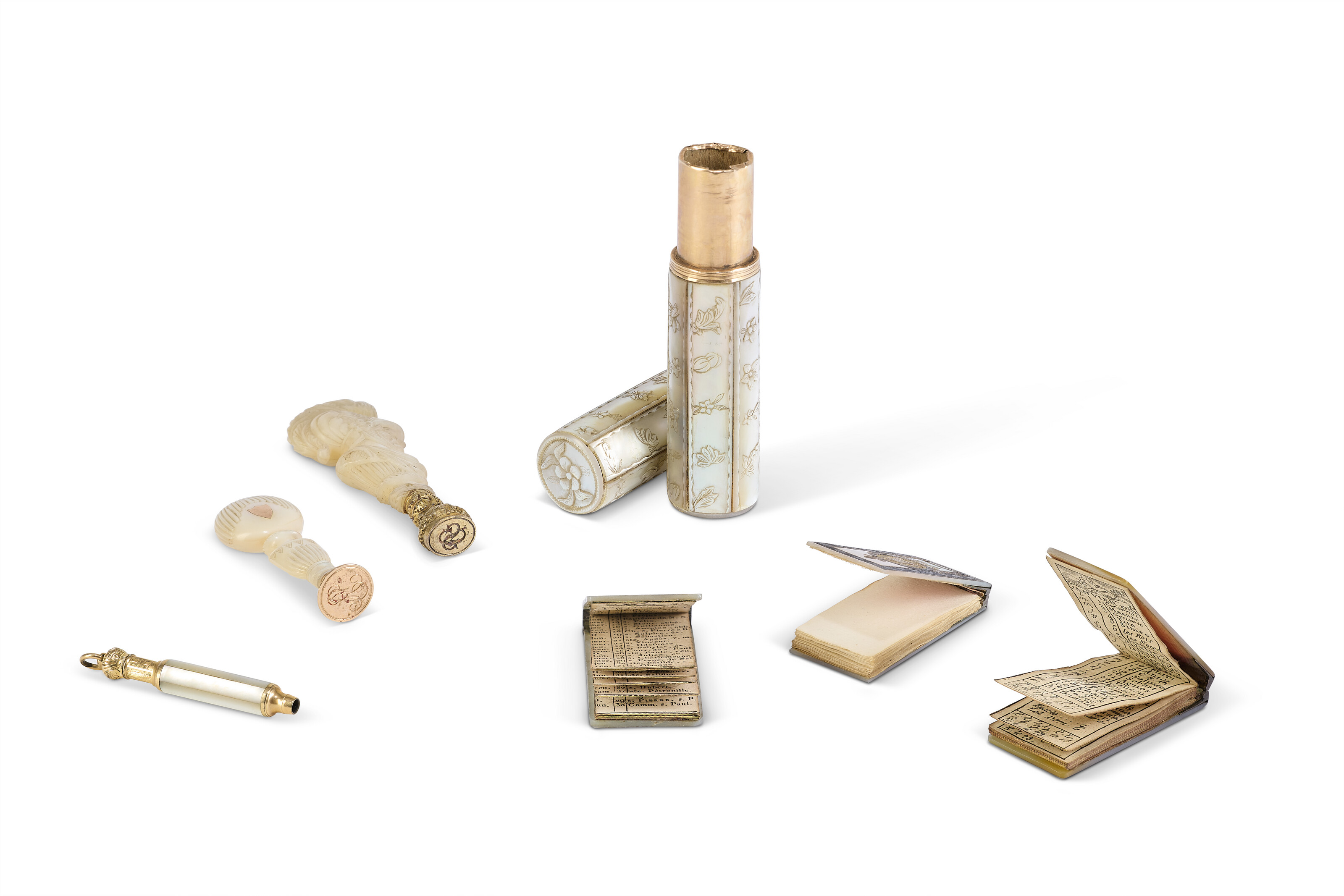 LOT DE DEUX CALENDRIERS, UN CARNET, UN ÉTUI, UN CRAYON ET DEUX SCEAUX image 2