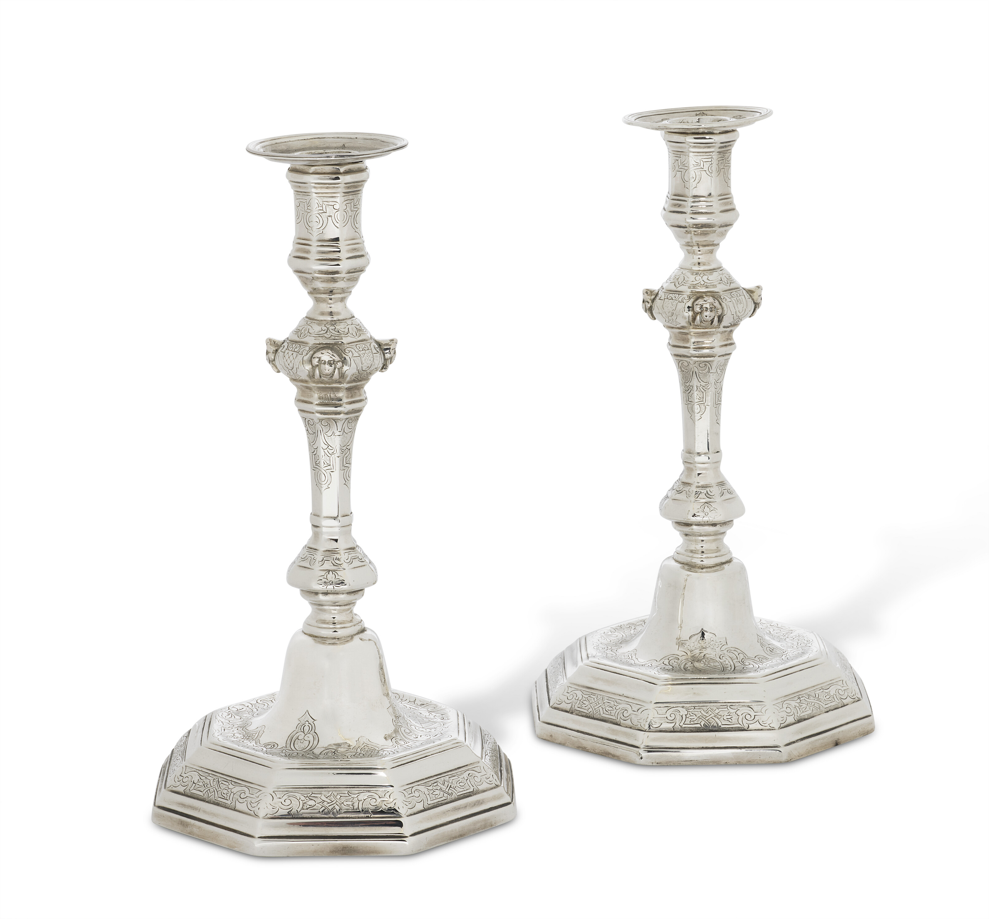 PAIRE DE FLAMBEAUX EN ARGENT D'ÉPOQUE LOUIS XV