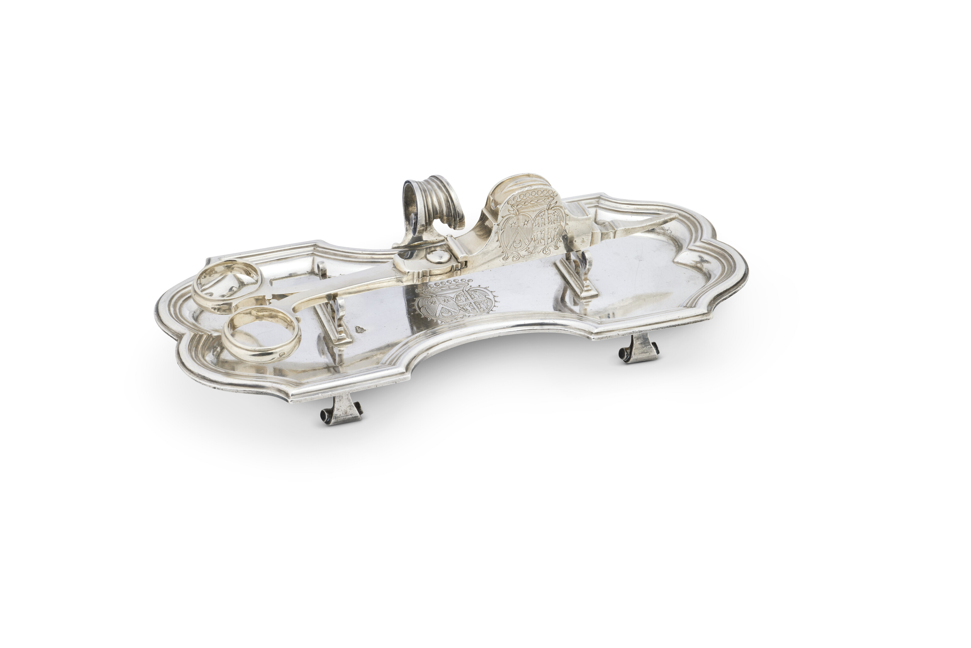 PAIRE DE MOUCHETTES ET LEUR PLATEAU EN ARGENT D'ÉPOQUE LOUIS XV