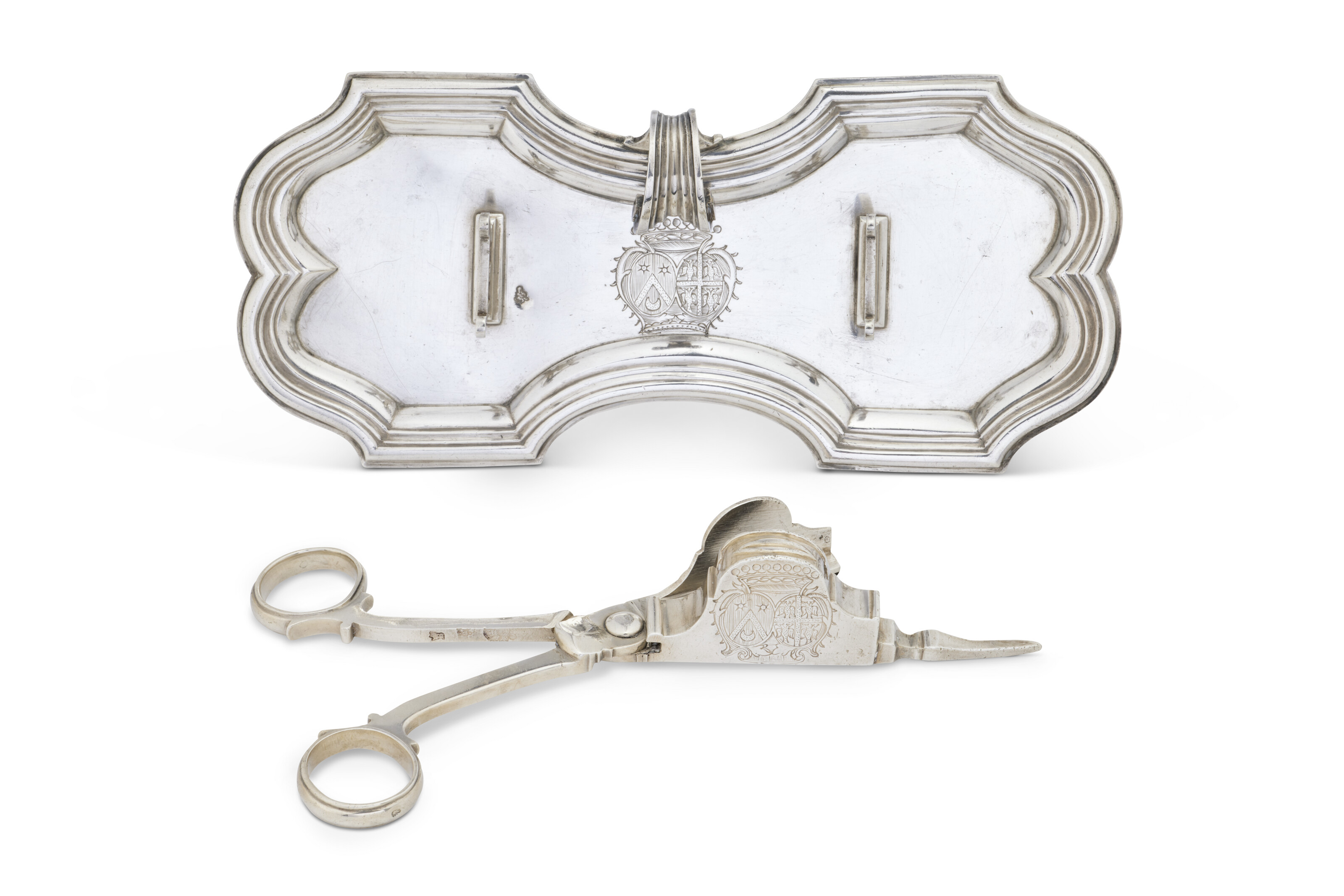 PAIRE DE MOUCHETTES ET LEUR PLATEAU EN ARGENT D'ÉPOQUE LOUIS XV image 2
