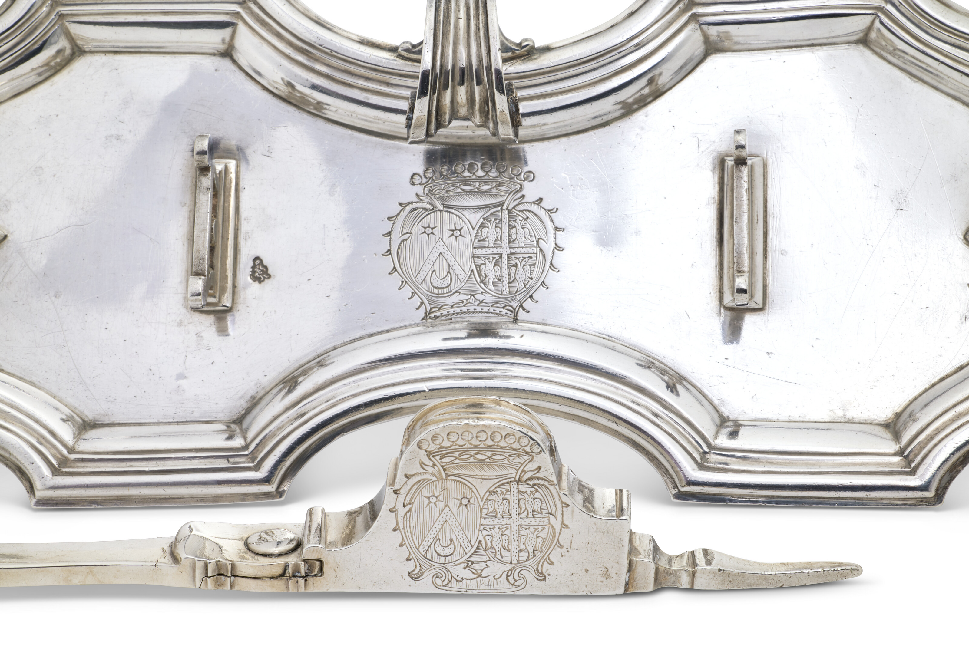 PAIRE DE MOUCHETTES ET LEUR PLATEAU EN ARGENT D'ÉPOQUE LOUIS XV image 3