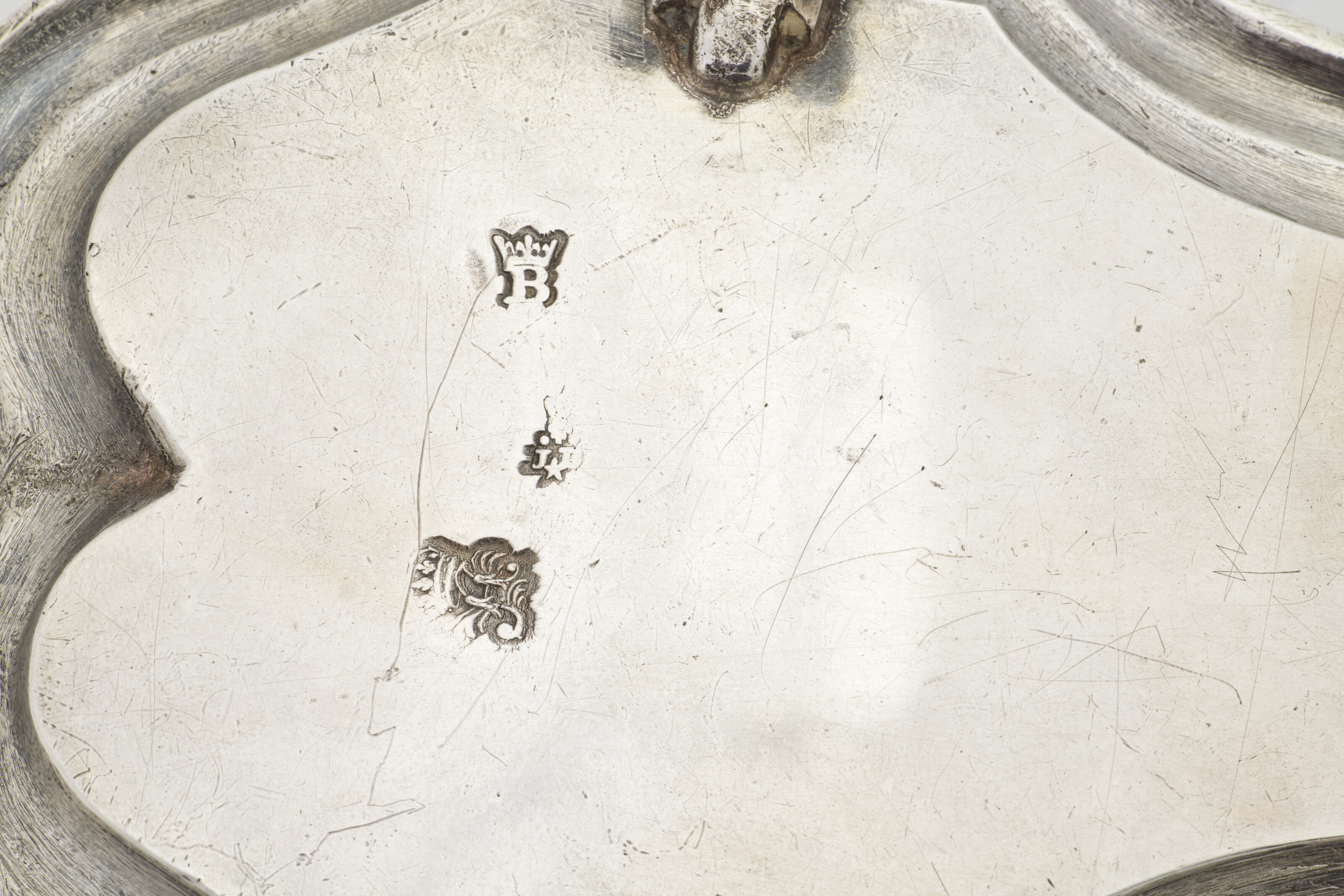 PAIRE DE MOUCHETTES ET LEUR PLATEAU EN ARGENT D'ÉPOQUE LOUIS XV image 4