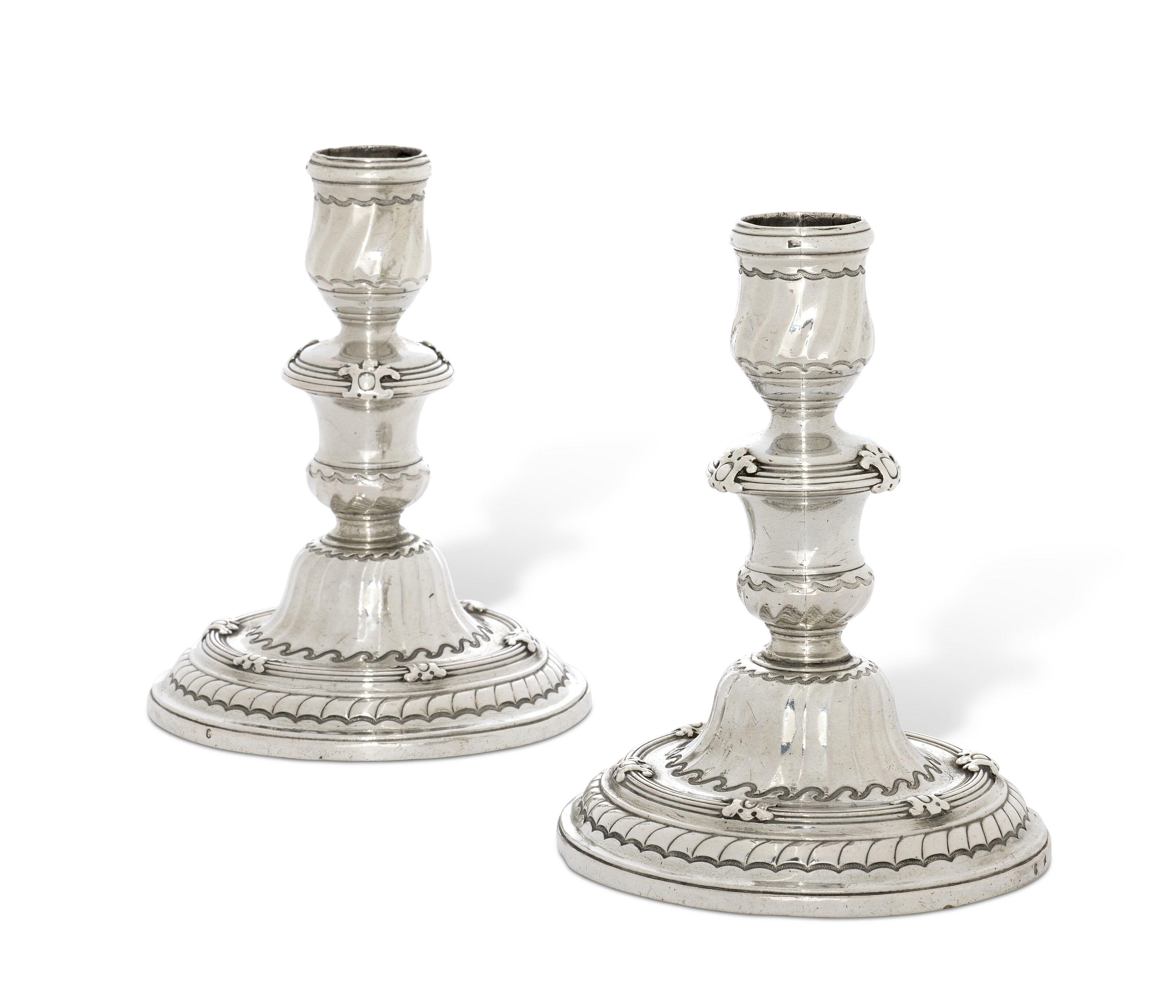 PAIRE DE FLAMBEAUX DE TOILETTE EN ARGENT D'ÉPOQUE LOUIS XV