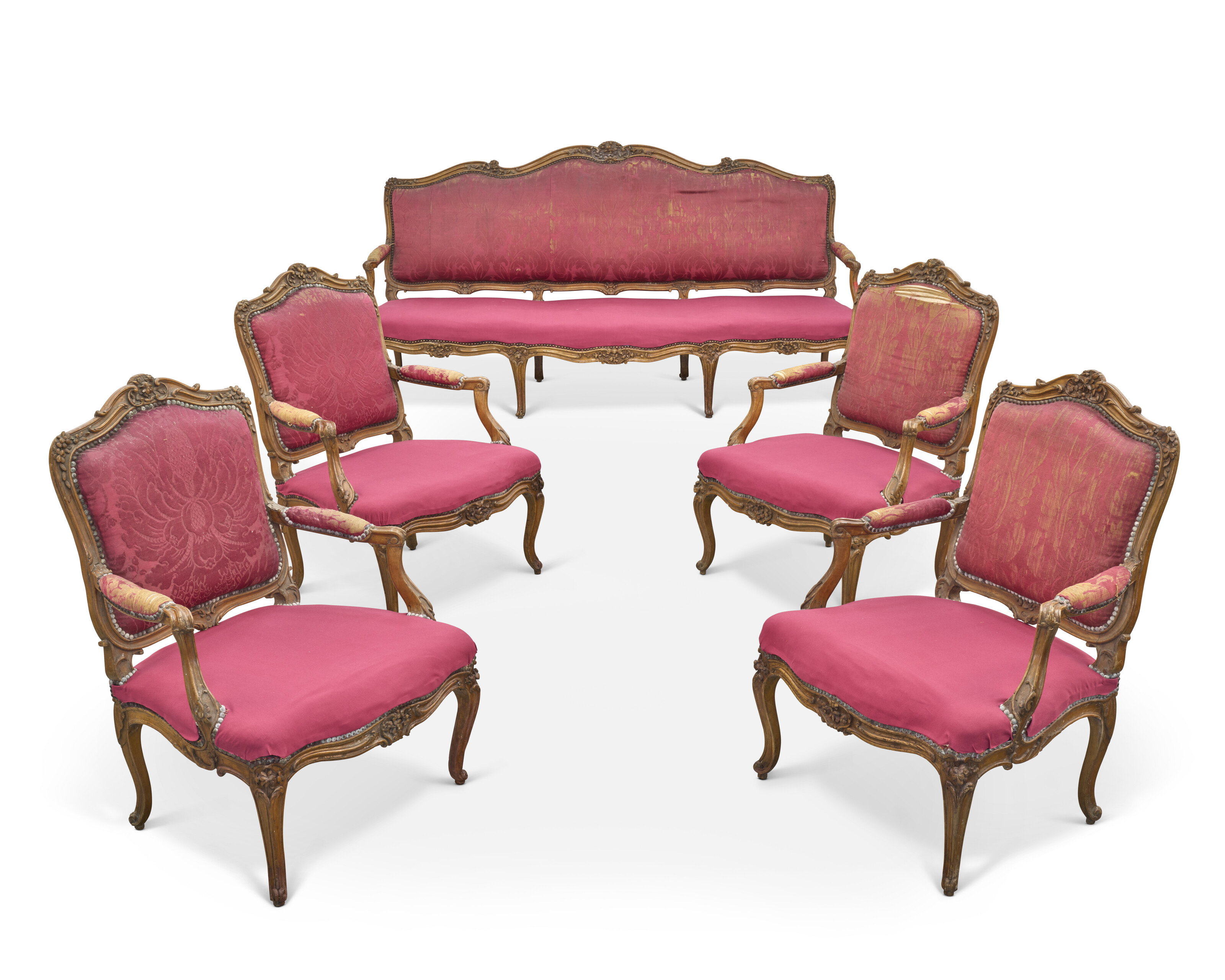 MOBILIER DE SALON COMPRENANT UN CANAPÉ ET QUATRE FAUTEUILS À LA REINE D'ÉPOQUE LOUIS XV