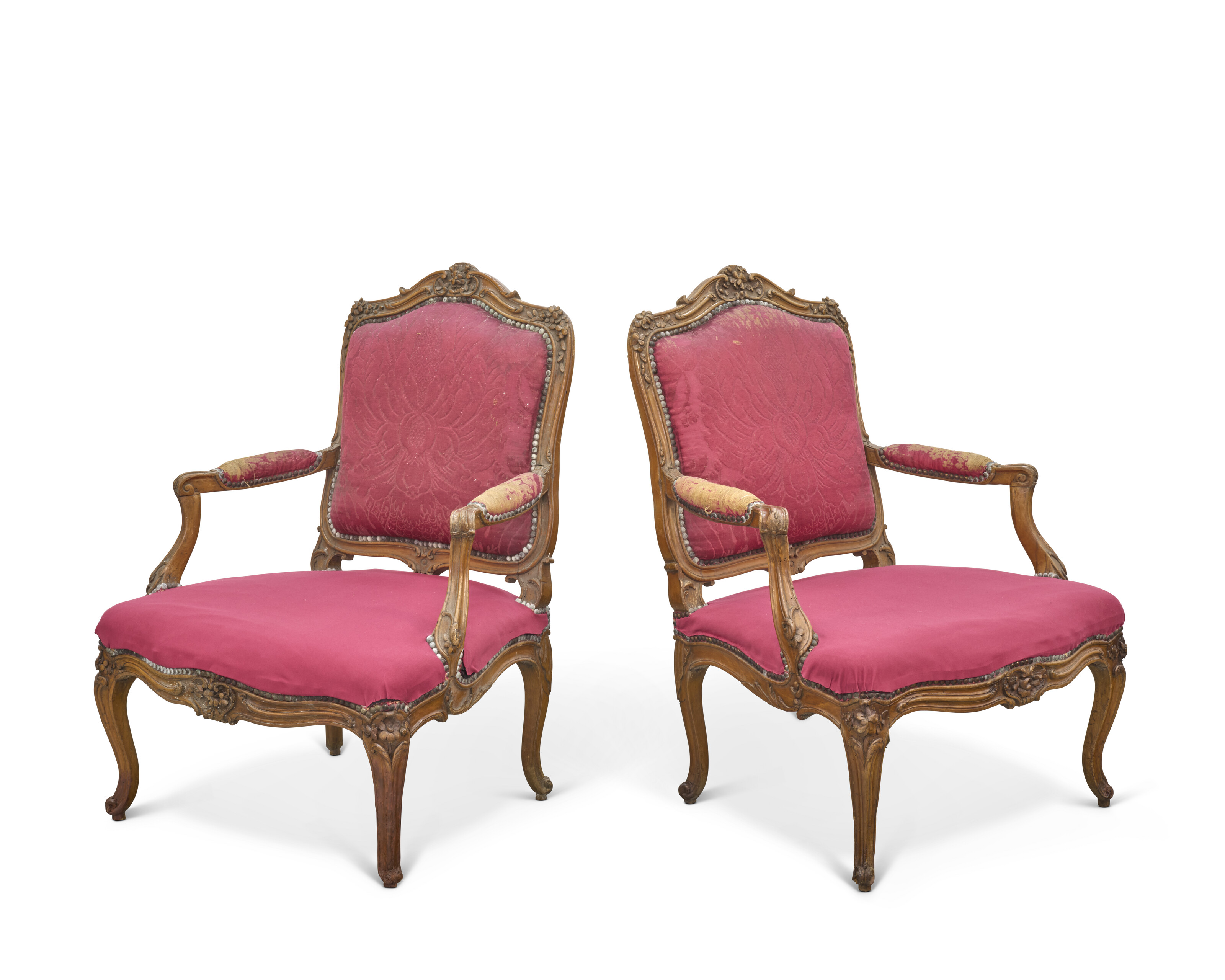 MOBILIER DE SALON COMPRENANT UN CANAPÉ ET QUATRE FAUTEUILS À LA REINE D'ÉPOQUE LOUIS XV image 3