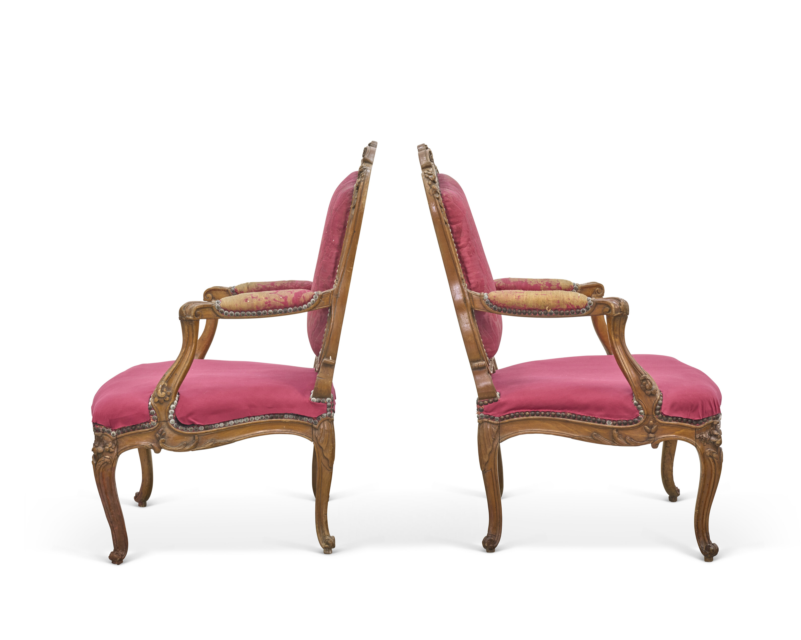 MOBILIER DE SALON COMPRENANT UN CANAPÉ ET QUATRE FAUTEUILS À LA REINE D'ÉPOQUE LOUIS XV image 4