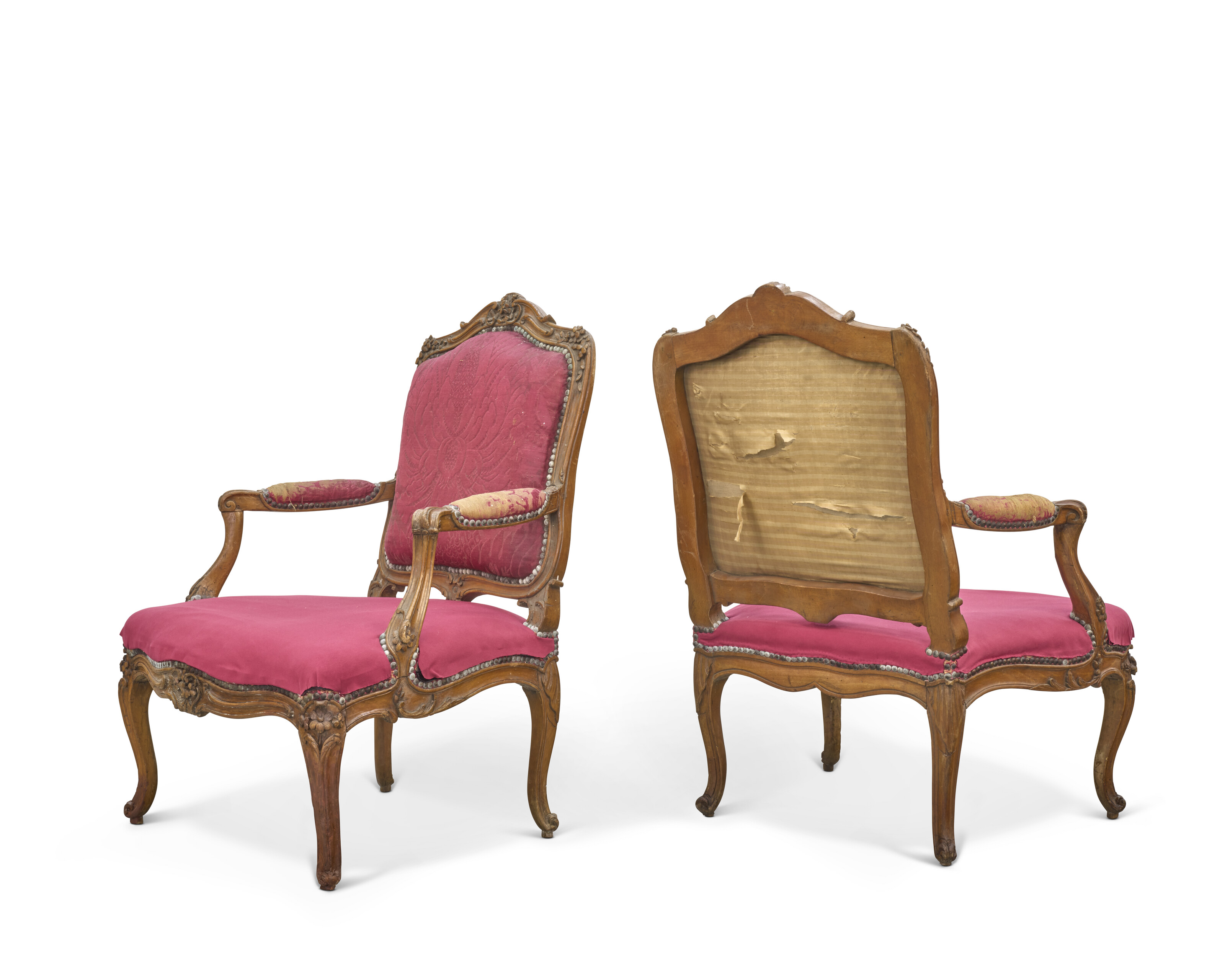 MOBILIER DE SALON COMPRENANT UN CANAPÉ ET QUATRE FAUTEUILS À LA REINE D'ÉPOQUE LOUIS XV image 5