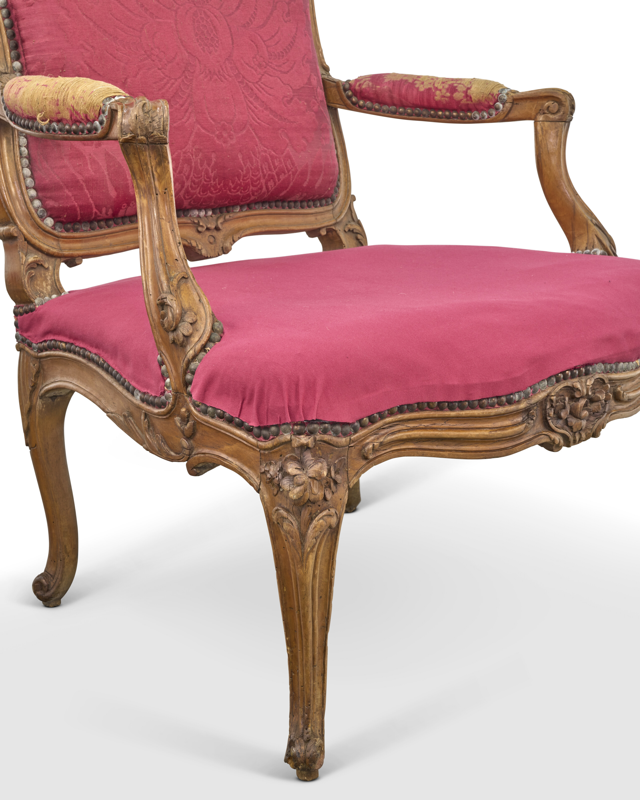 MOBILIER DE SALON COMPRENANT UN CANAPÉ ET QUATRE FAUTEUILS À LA REINE D'ÉPOQUE LOUIS XV image 6
