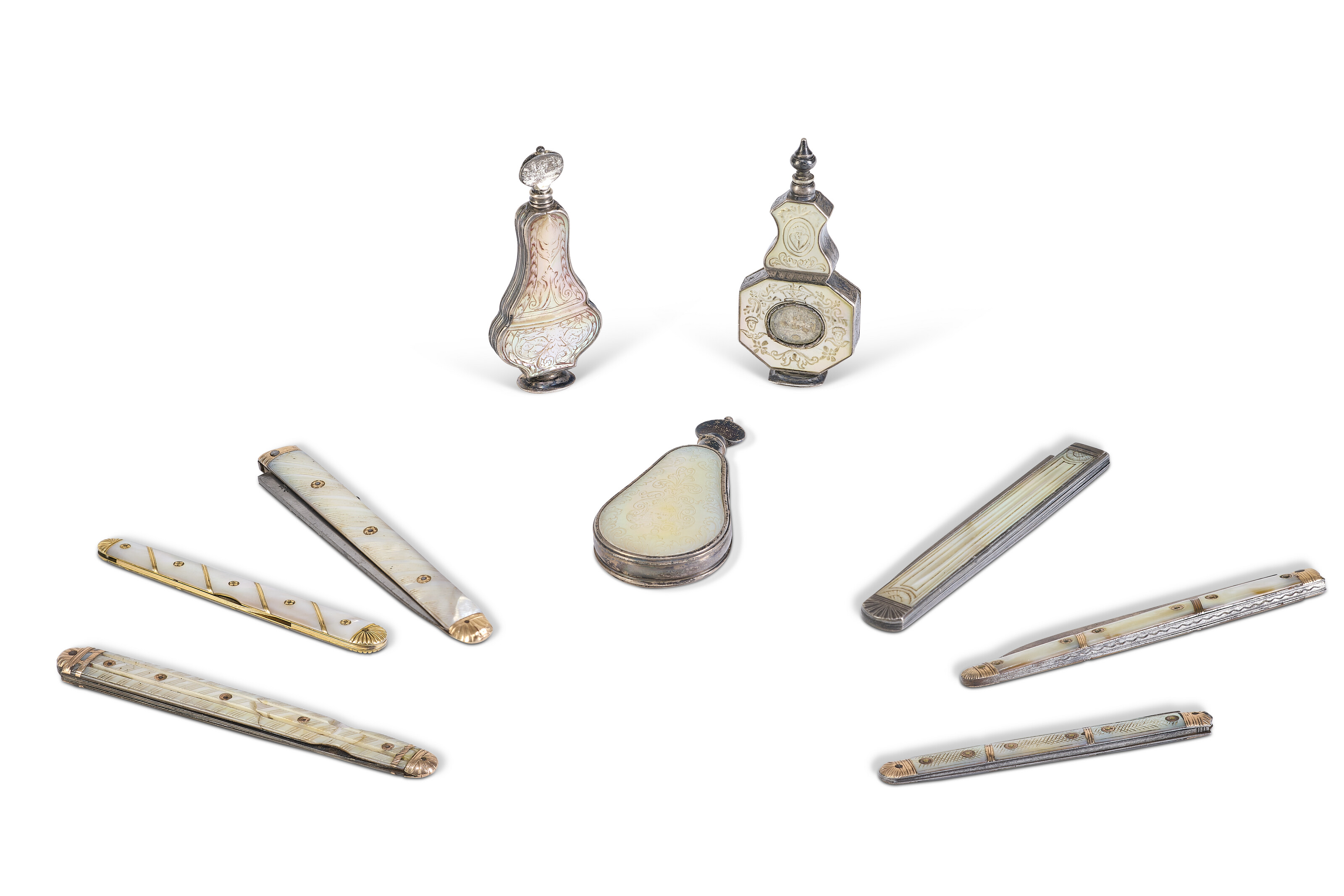 LOT DE SIX COUTEAUX PLIANTS ET TROIS FLACONS À PARFUM