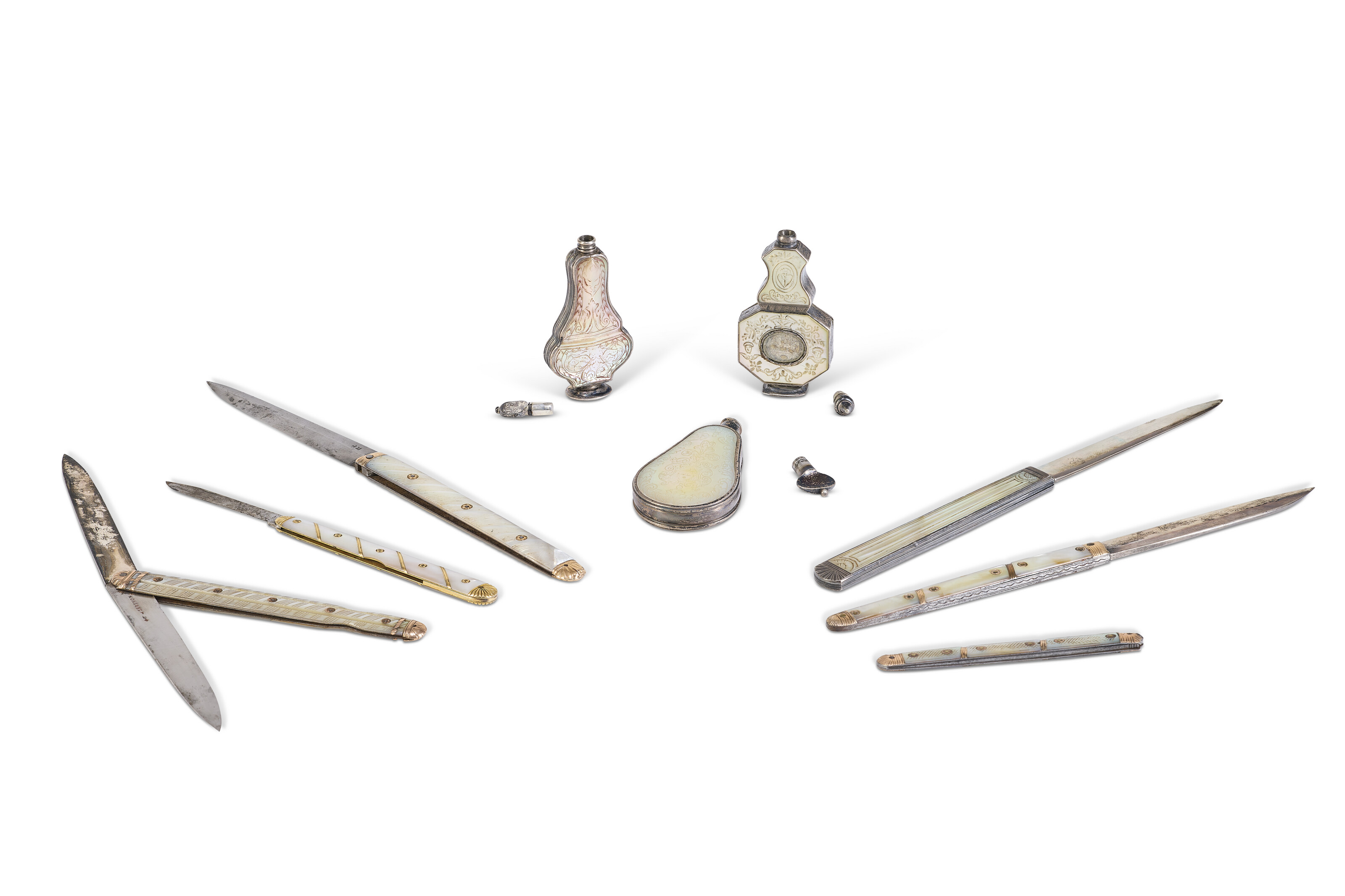 LOT DE SIX COUTEAUX PLIANTS ET TROIS FLACONS À PARFUM image 2