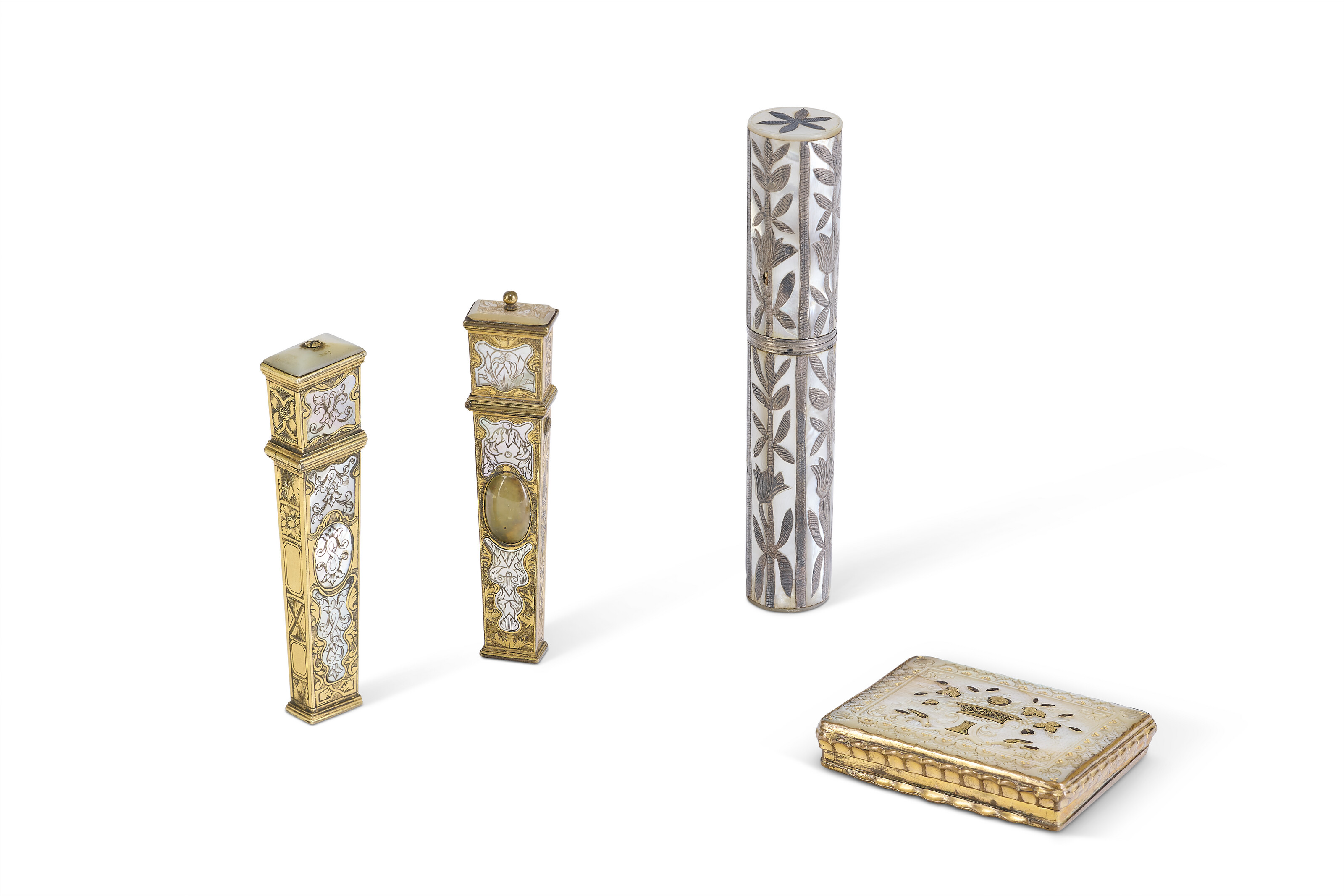 LOT DE DEUX NÉCESSAIRES ÉPOQUE GEORGE II ET UN ÉTUI, UN POUDRIER ET UNE TABATIÈRE ÉPOQUE LOUIS XV