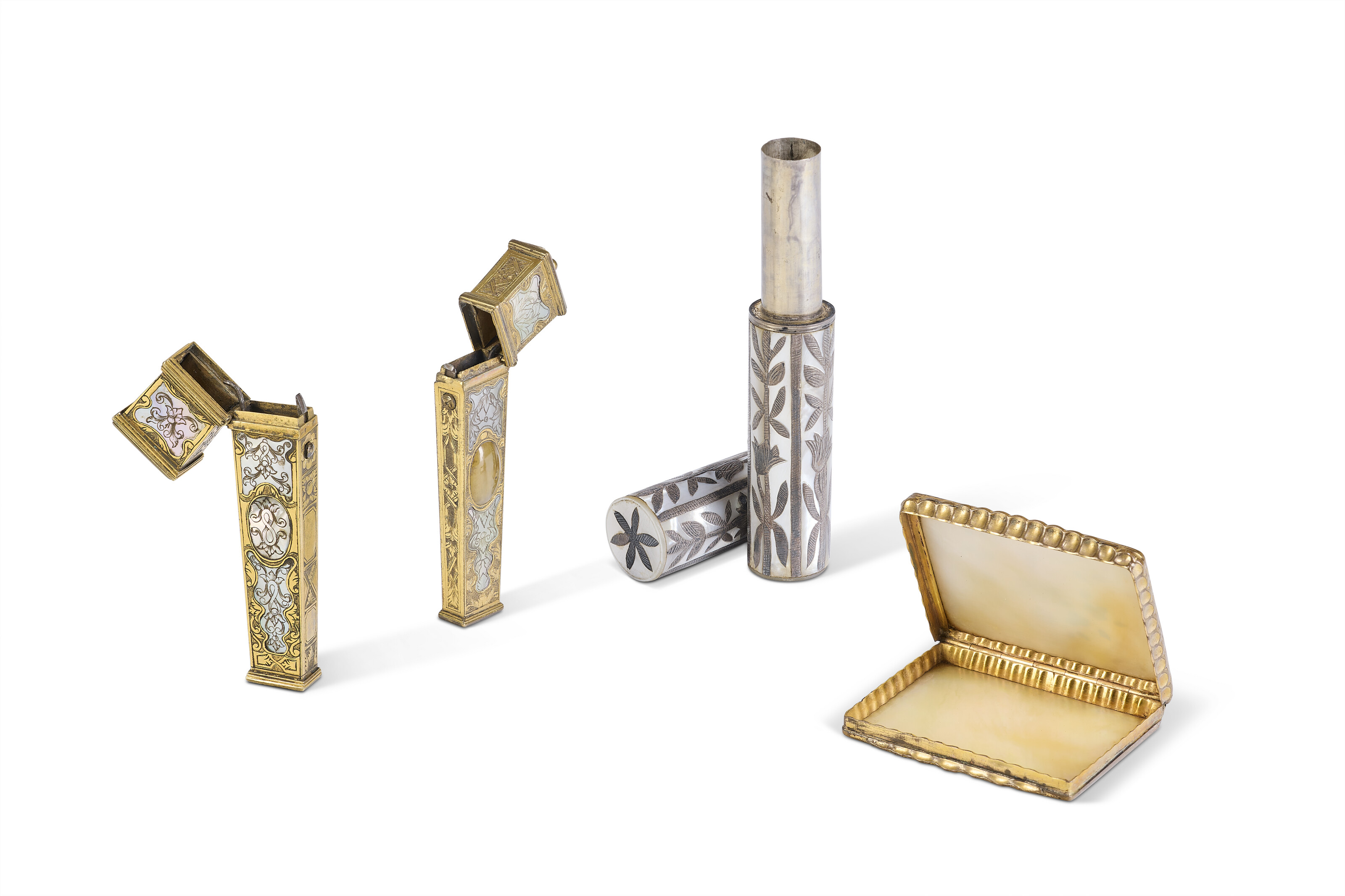 LOT DE DEUX NÉCESSAIRES ÉPOQUE GEORGE II ET UN ÉTUI, UN POUDRIER ET UNE TABATIÈRE ÉPOQUE LOUIS XV image 2