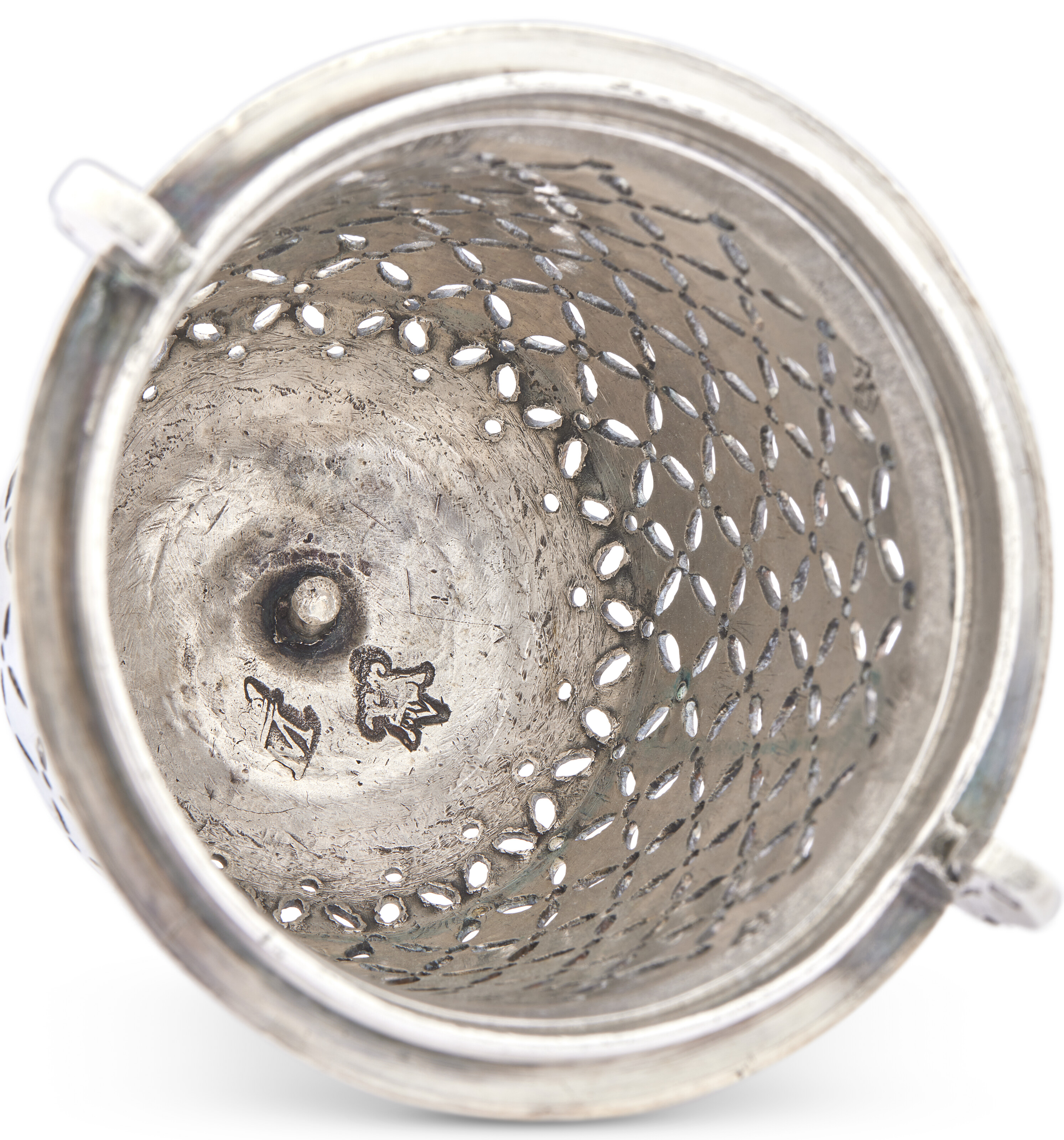 SAUPOUDROIR À SUCRE EN ARGENT D'ÉPOQUE LOUIS XIV image 3