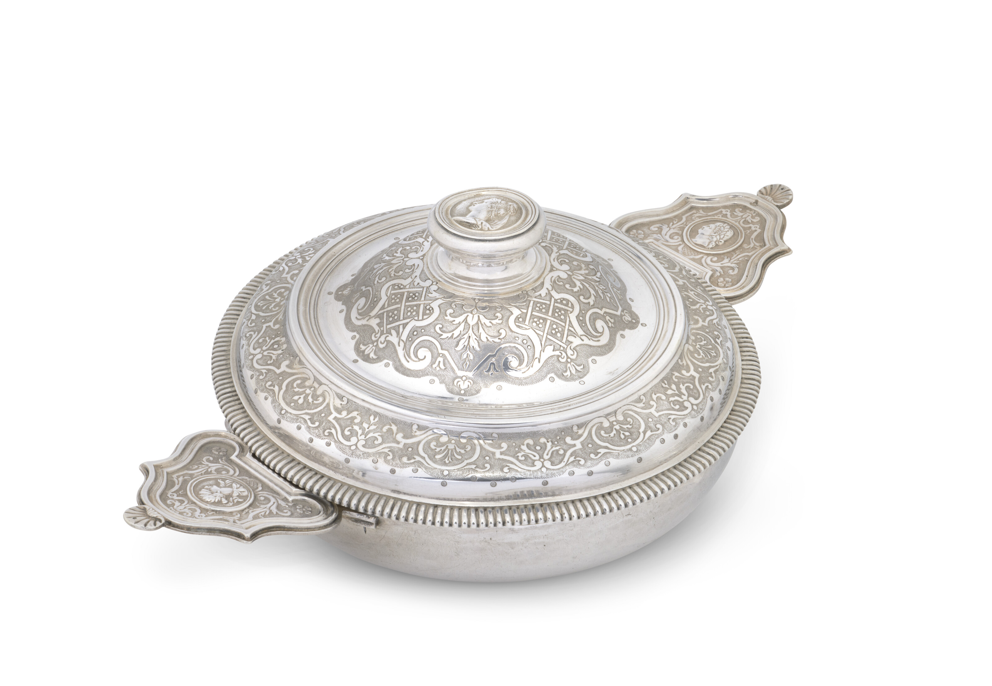 ÉCUELLE ET SON COUVERCLE EN ARGENT D'ÉPOQUE LOUIS XIV / RÉGENCE