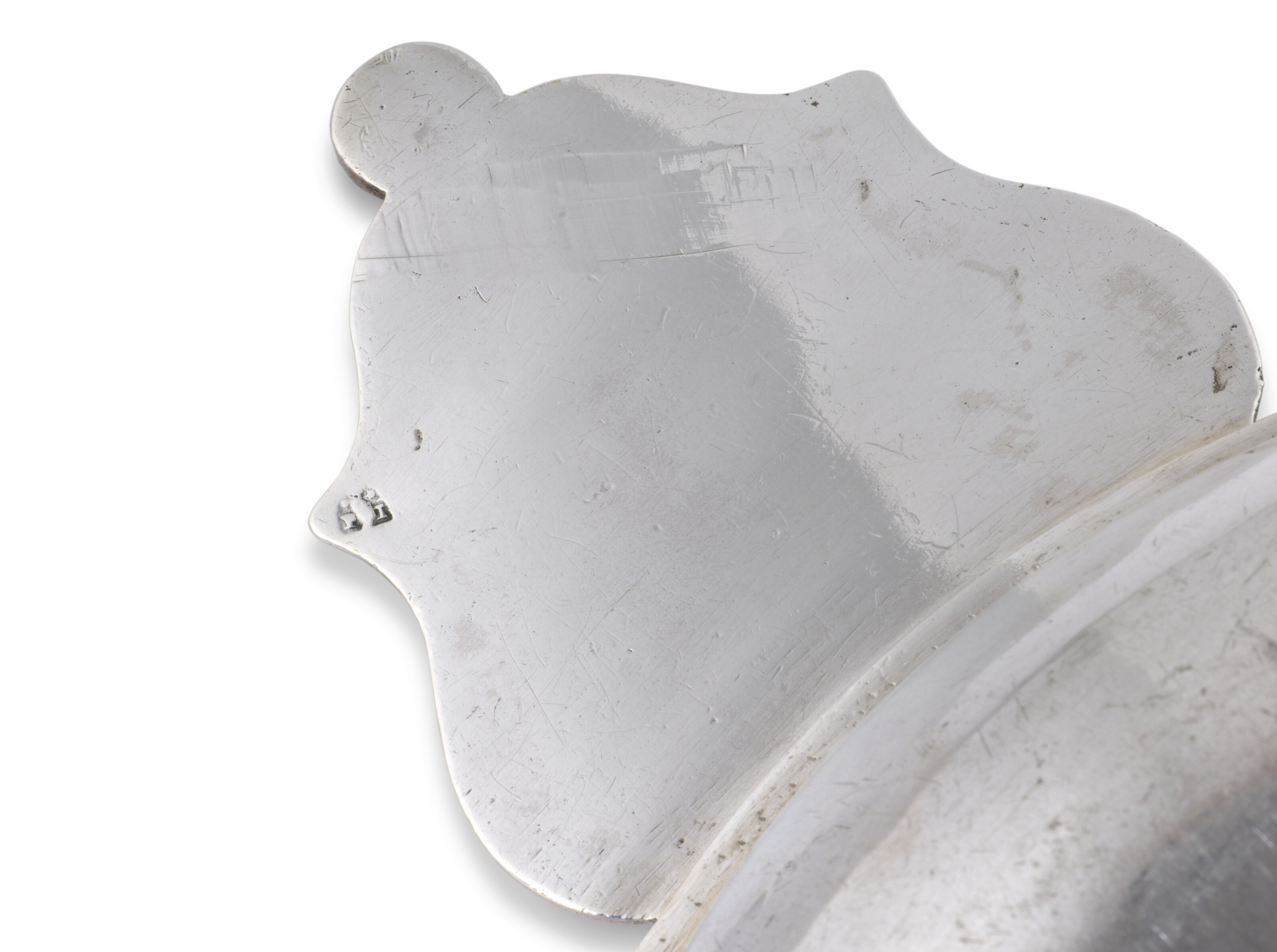 ÉCUELLE ET SON COUVERCLE EN ARGENT D'ÉPOQUE LOUIS XIV / RÉGENCE image 3