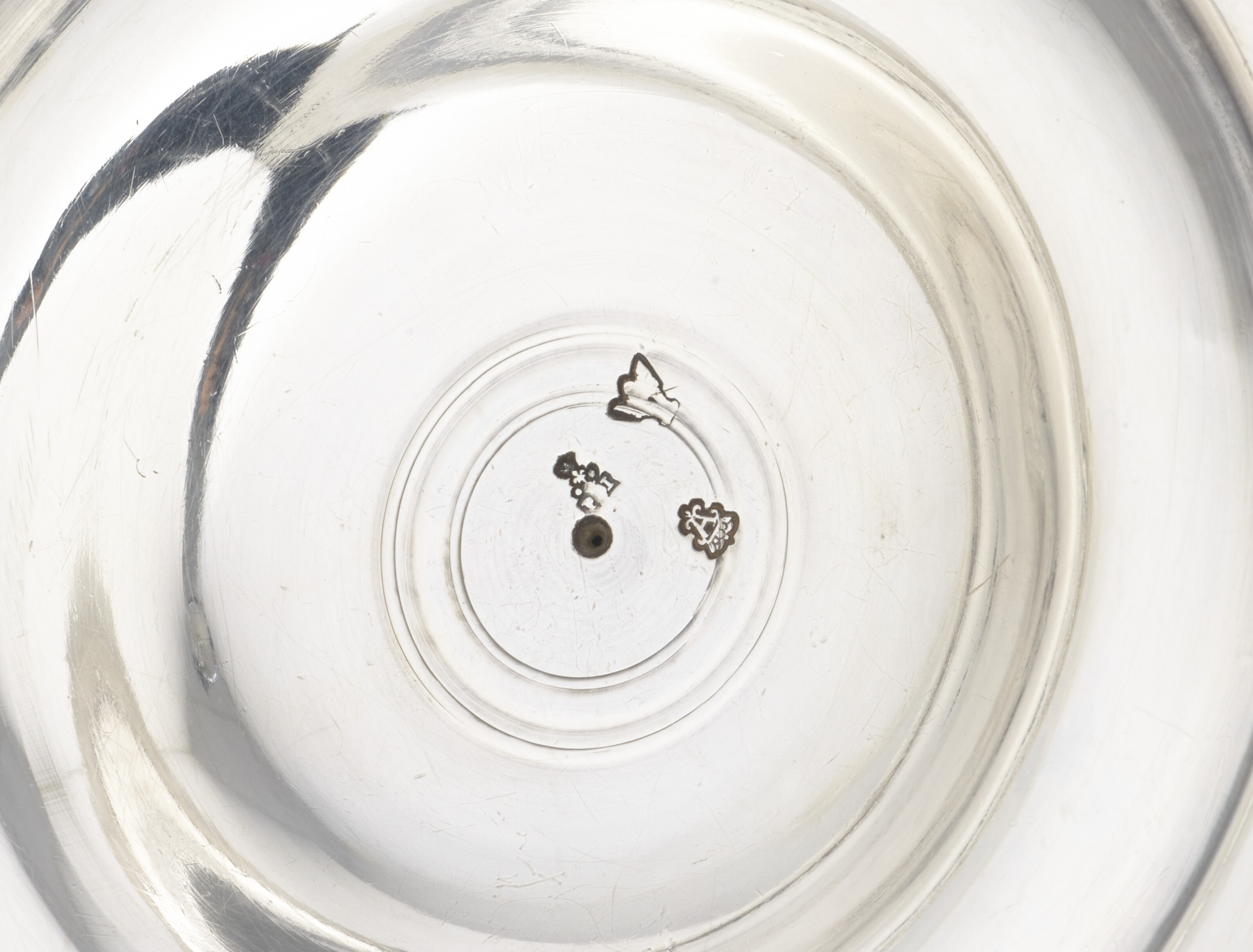 ÉCUELLE ET SON COUVERCLE EN ARGENT D'ÉPOQUE LOUIS XIV / RÉGENCE image 4