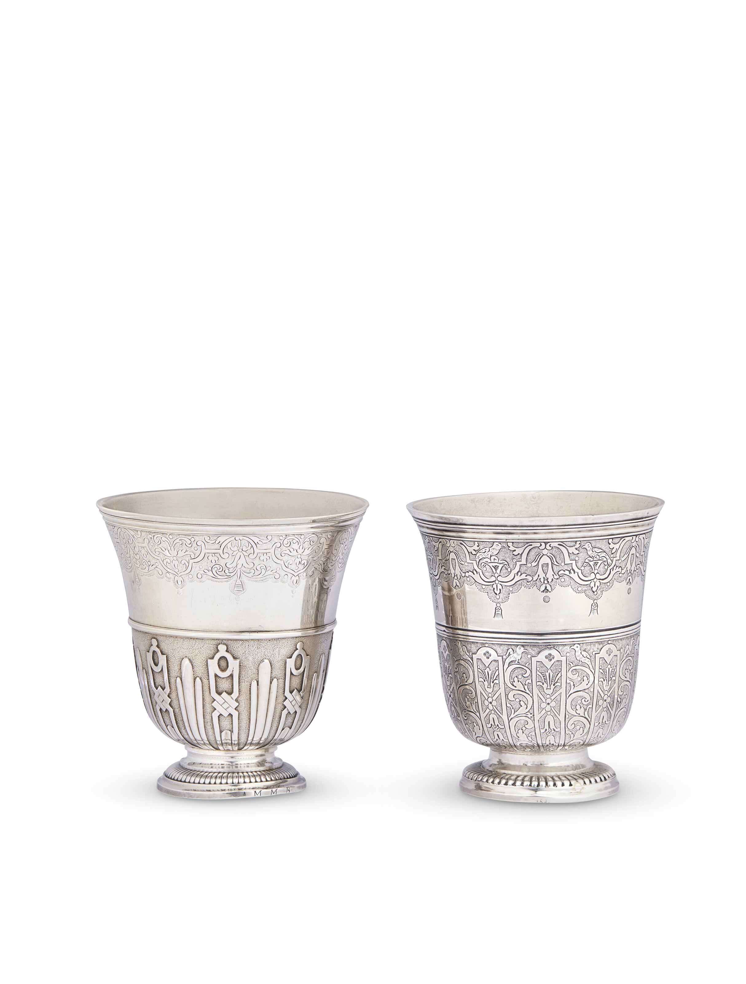 DEUX TIMBALES EN ARGENT D'ÉPOQUE LOUIS XIV ET RÉGENCE