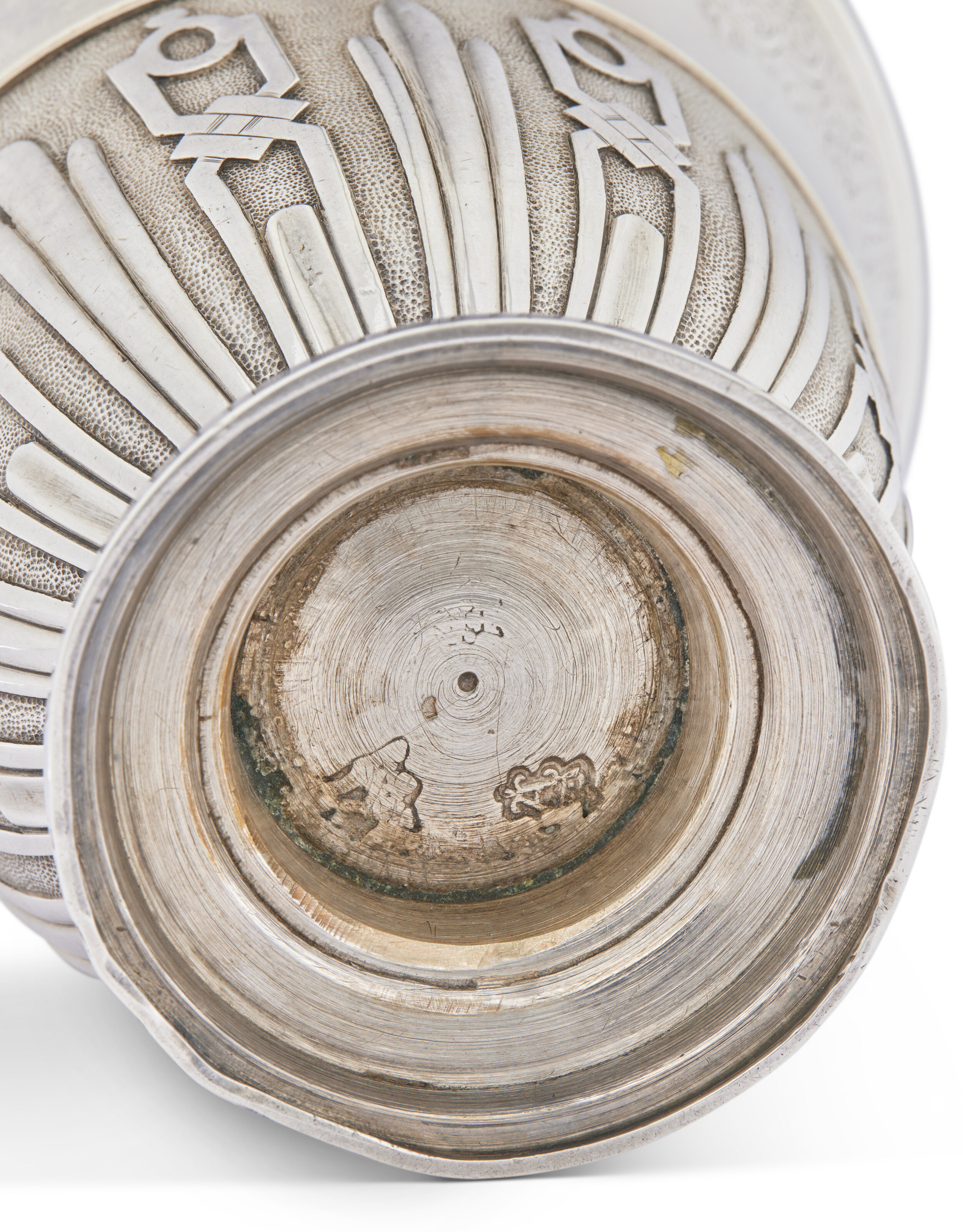 DEUX TIMBALES EN ARGENT D'ÉPOQUE LOUIS XIV ET RÉGENCE image 2