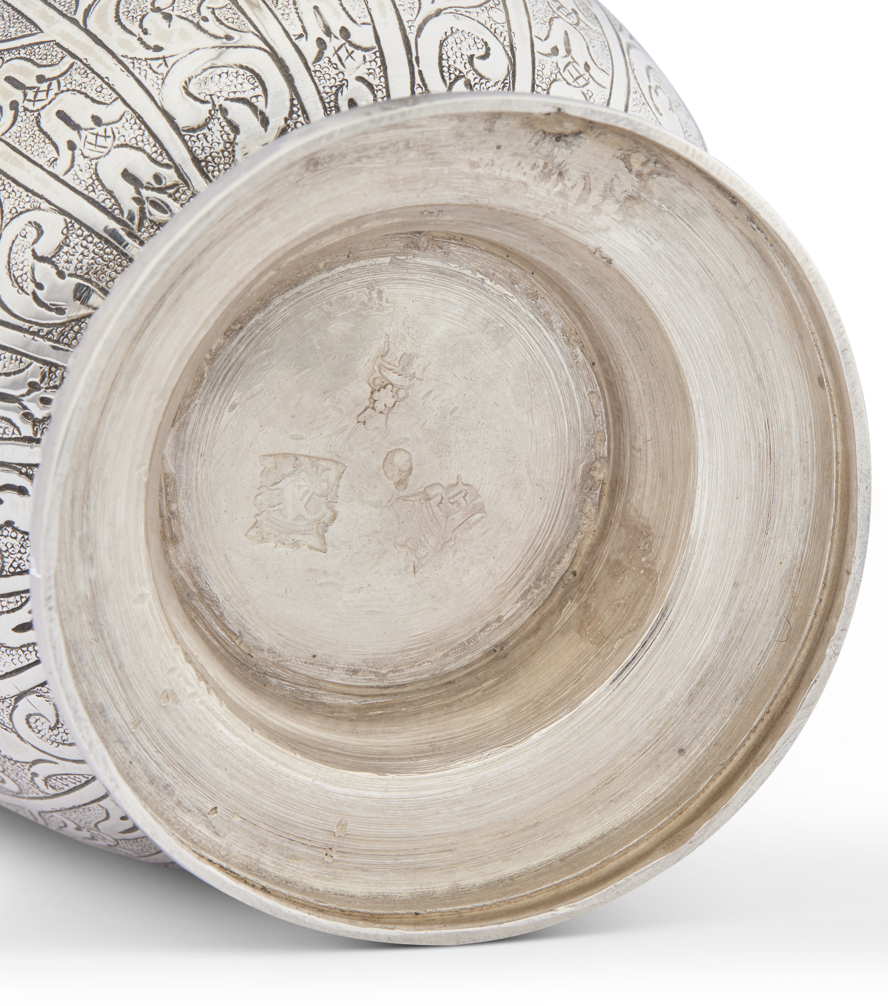 DEUX TIMBALES EN ARGENT D'ÉPOQUE LOUIS XIV ET RÉGENCE image 3