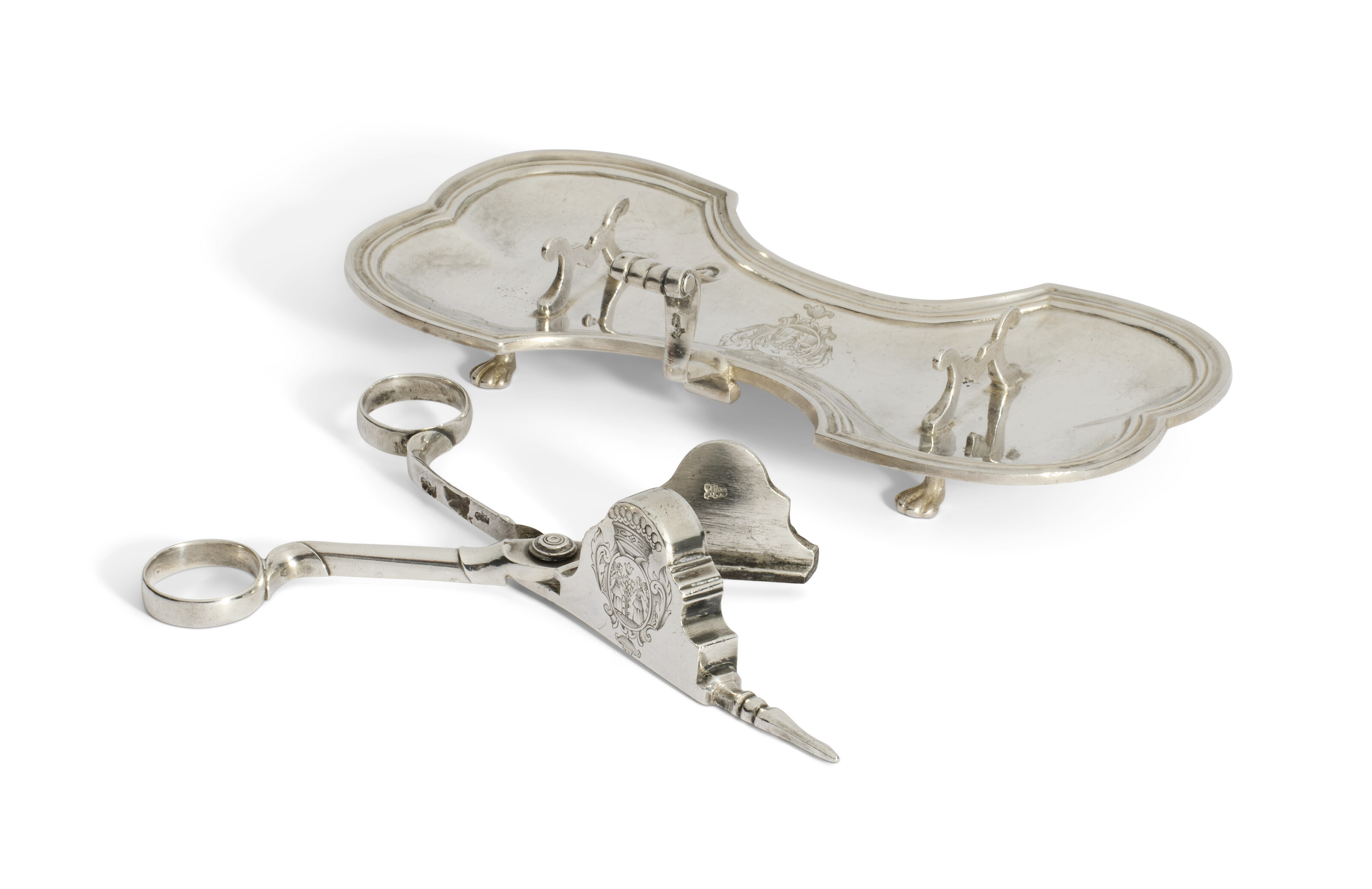 PAIRE DE MOUCHETTES ET LEUR PLATEAU EN ARGENT D'ÉPOQUE LOUIS XIV image 2