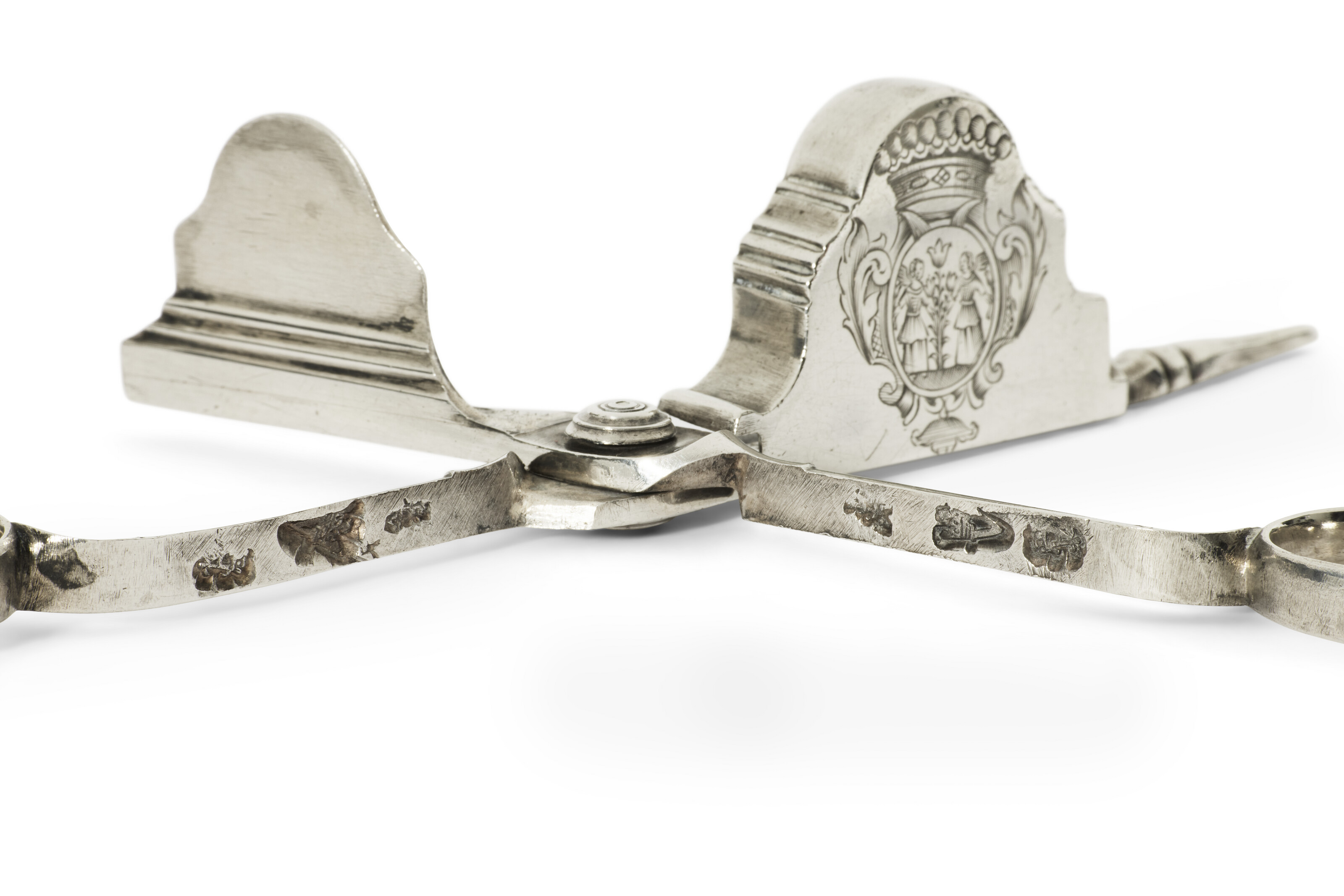 PAIRE DE MOUCHETTES ET LEUR PLATEAU EN ARGENT D'ÉPOQUE LOUIS XIV image 4