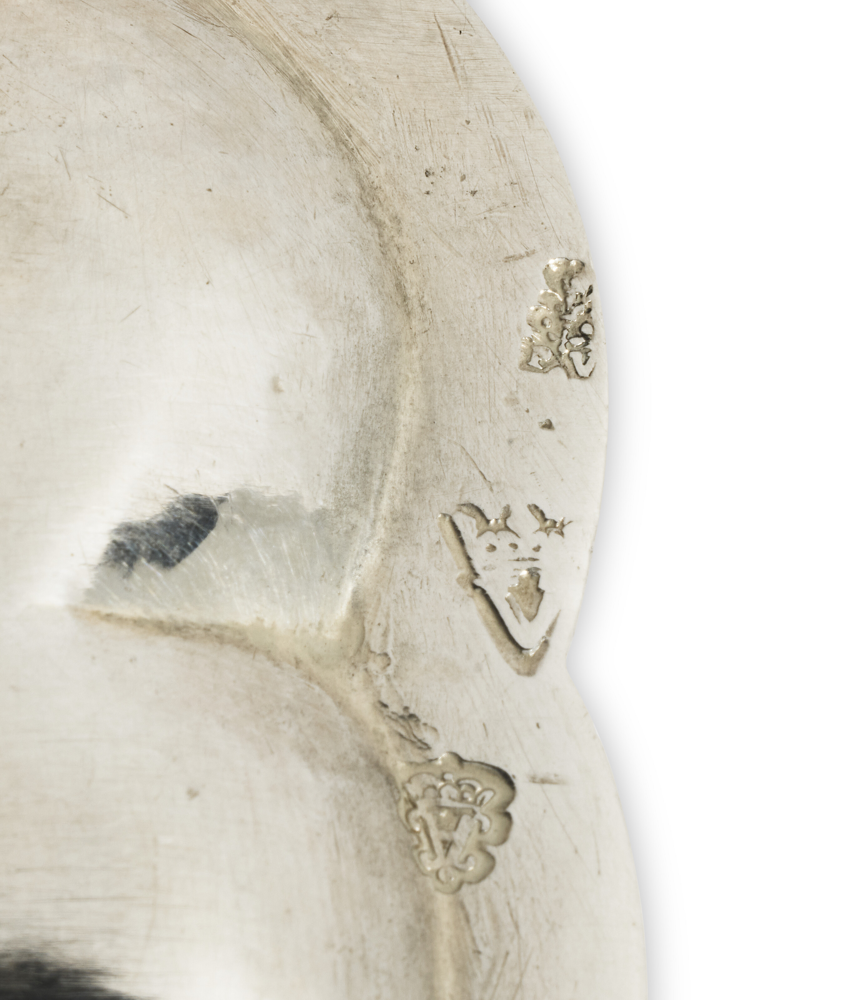 PAIRE DE MOUCHETTES ET LEUR PLATEAU EN ARGENT D'ÉPOQUE LOUIS XIV image 5