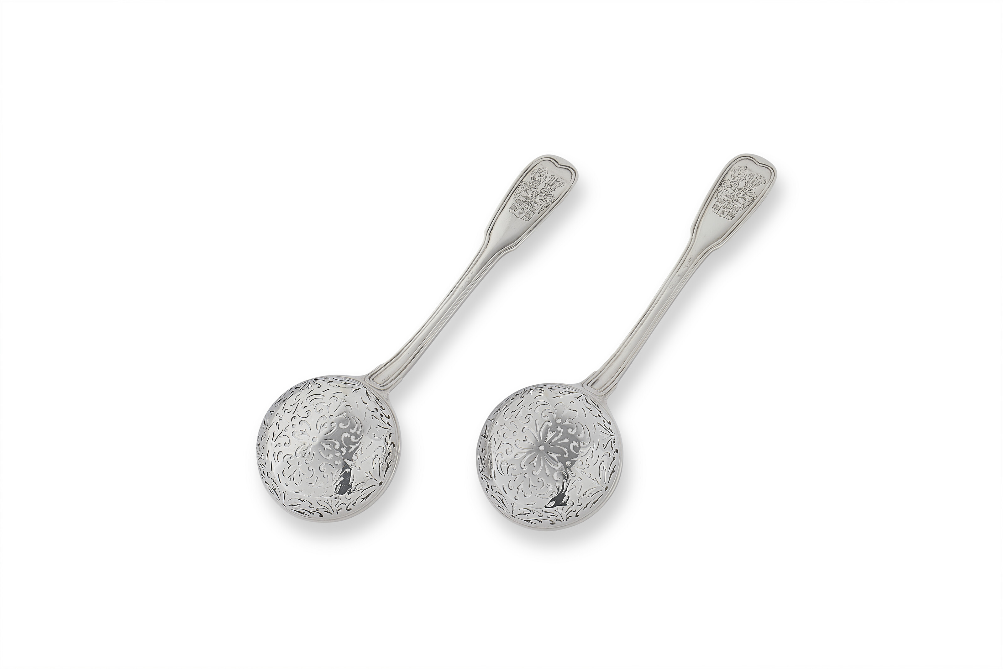 PAIRE DE CUILLÈRES À SAUPOUDRER EN ARGENT D'ÉPOQUE LOUIS XV