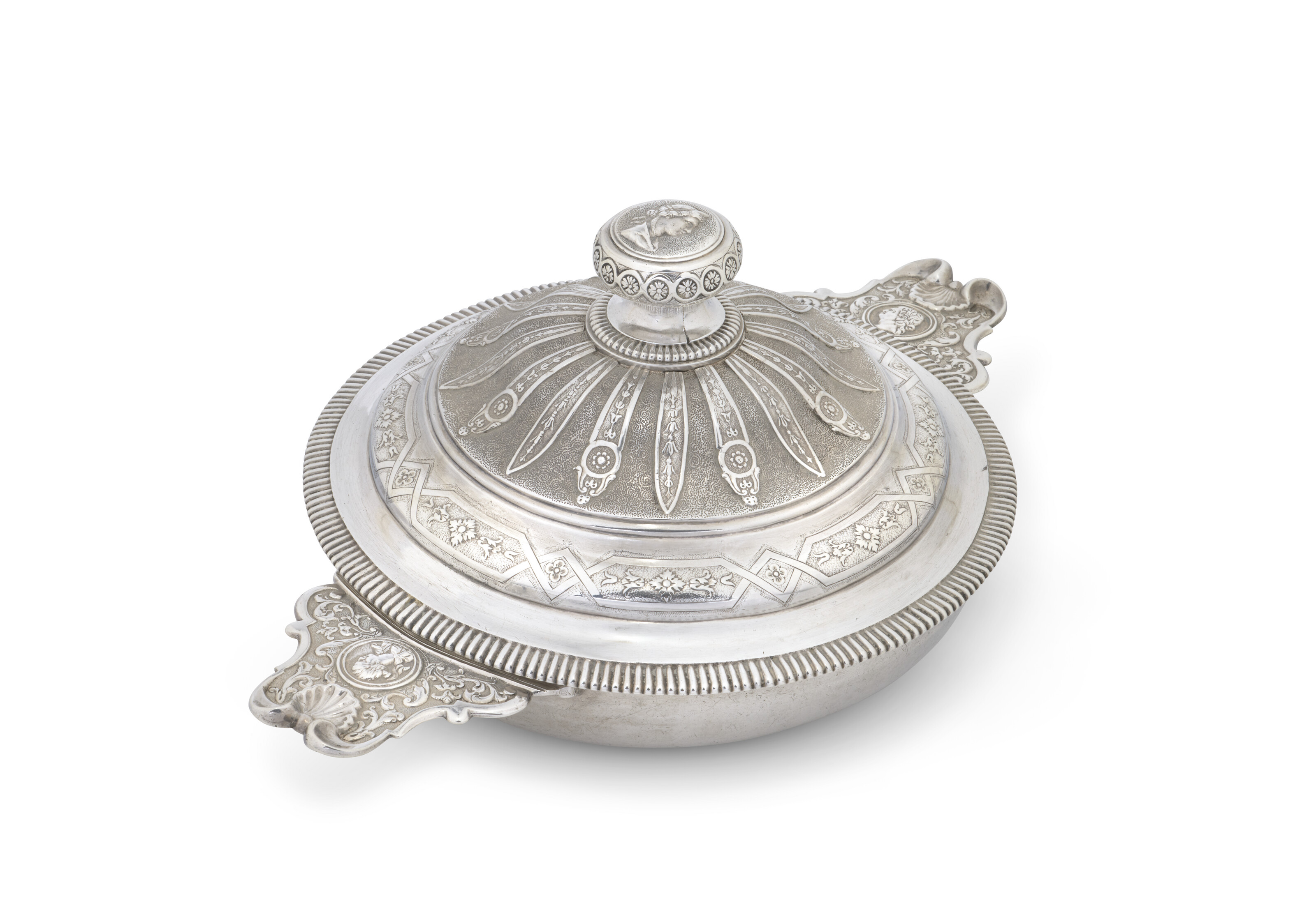 ÉCUELLE ET SON COUVERCLE EN ARGENT D'ÉPOQUE LOUIS XV