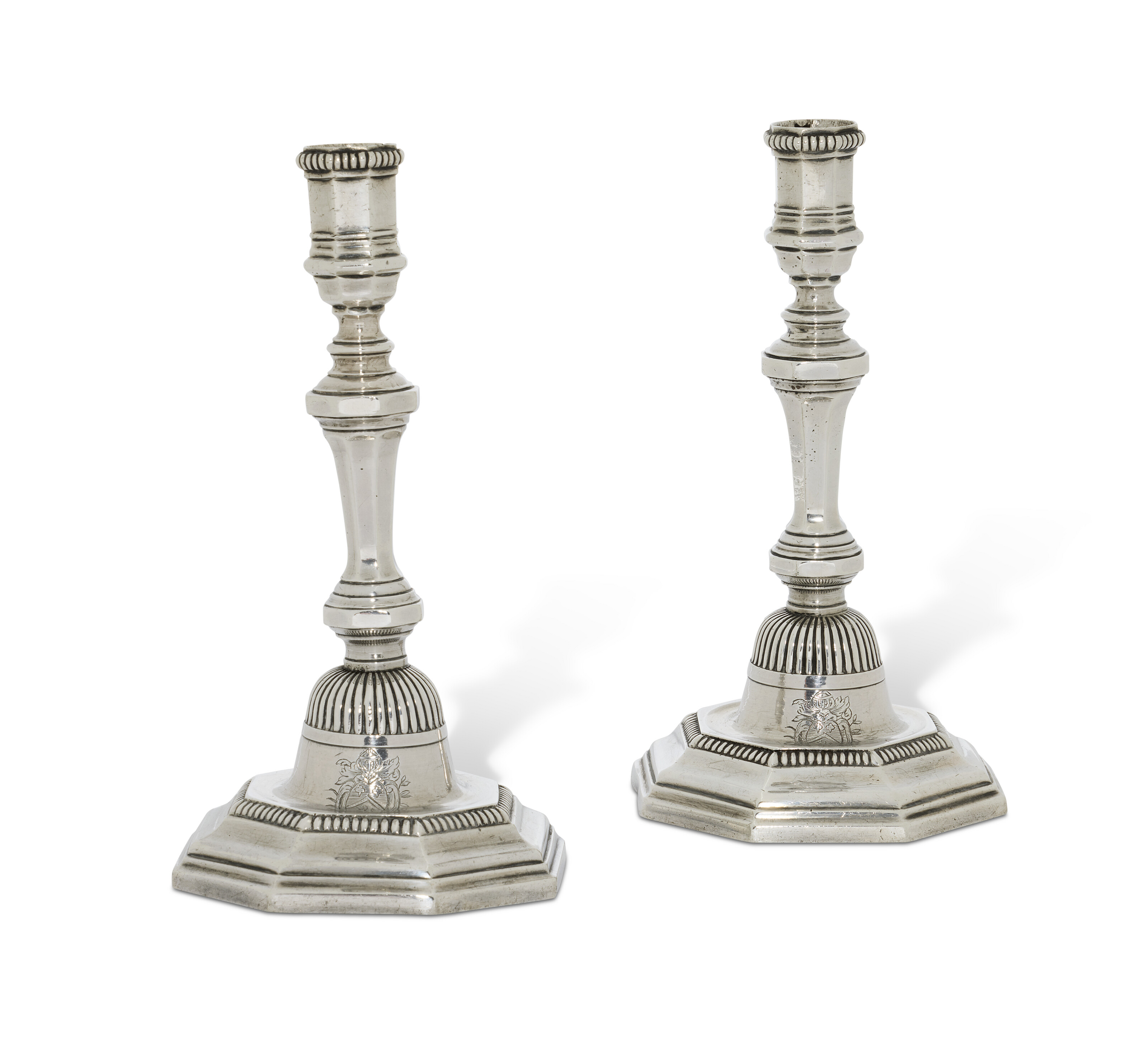 PAIRE DE FLAMBEAUX EN ARGENT D'ÉPOQUE LOUIS XV