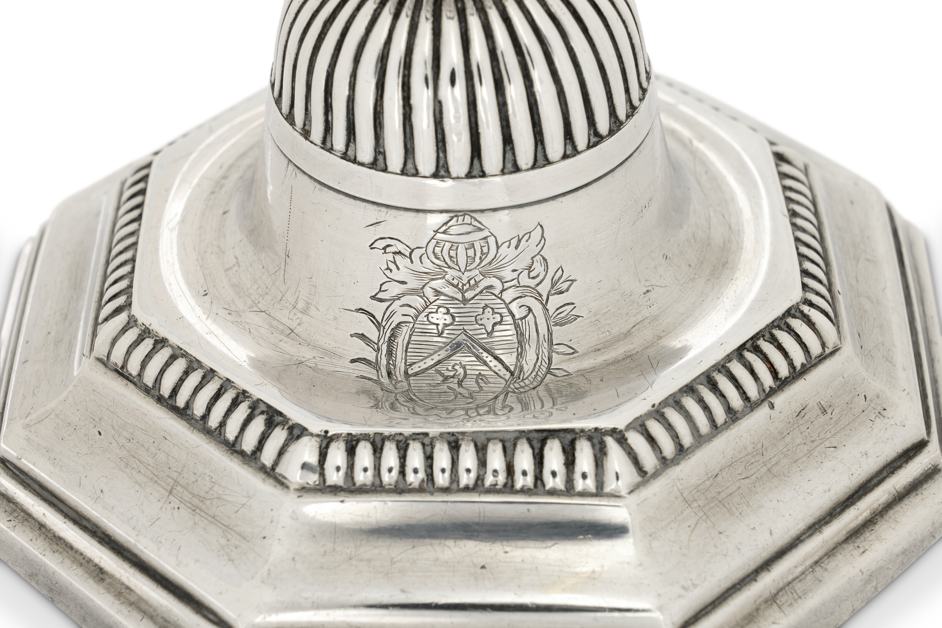 PAIRE DE FLAMBEAUX EN ARGENT D'ÉPOQUE LOUIS XV image 2