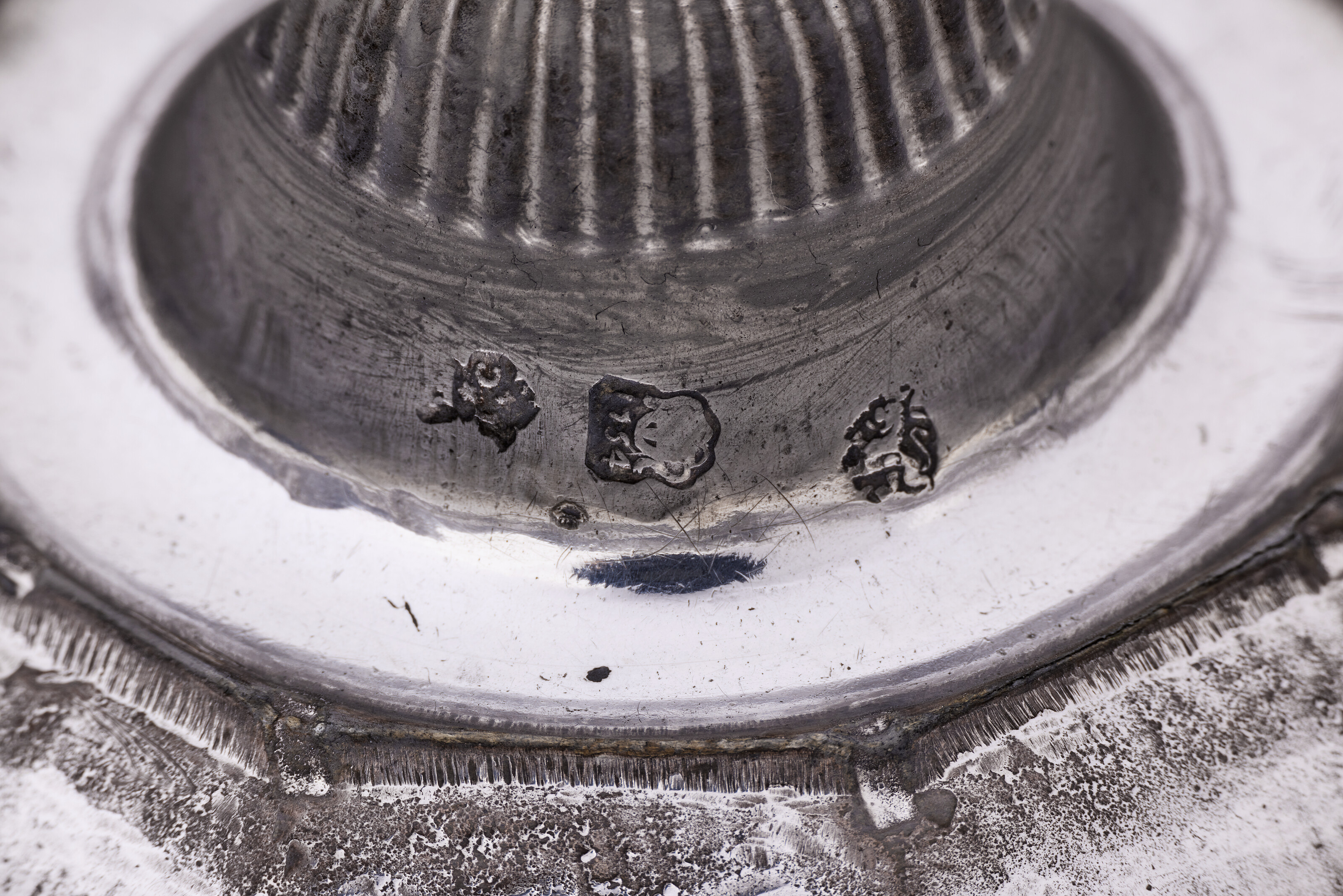 PAIRE DE FLAMBEAUX EN ARGENT D'ÉPOQUE LOUIS XV image 3